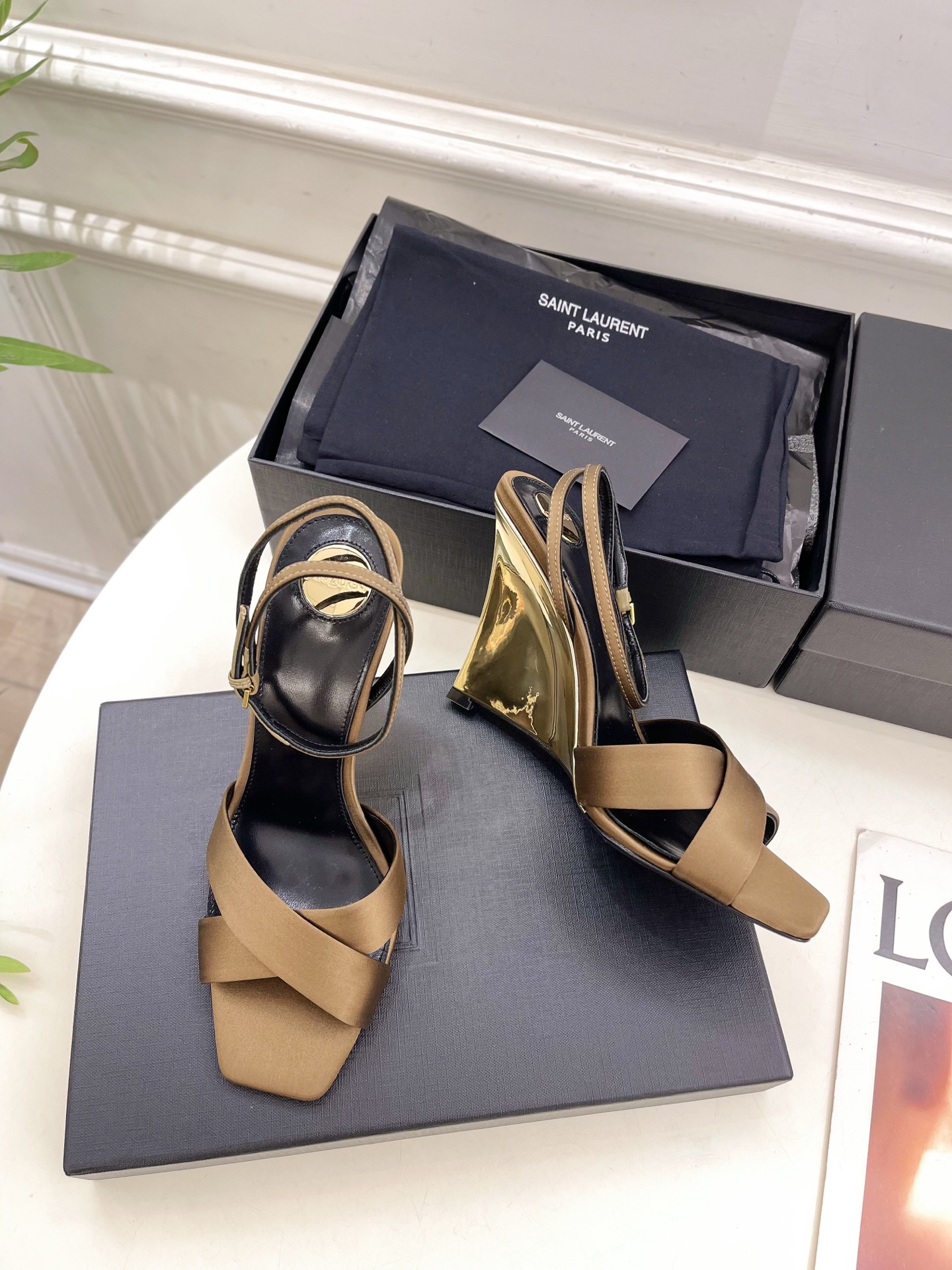 SAIN*LAURENT  圣罗兰 2025春夏新品 LUCIENNE交叉方头坡跟凉鞋上新☑️
————