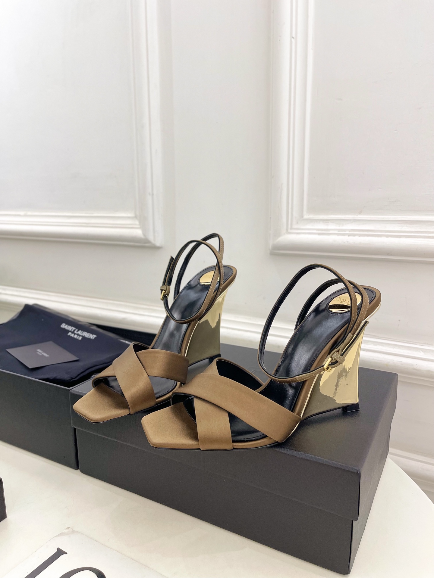 SAIN*LAURENT  圣罗兰 2025春夏新品 LUCIENNE交叉方头坡跟凉鞋上新☑️
————