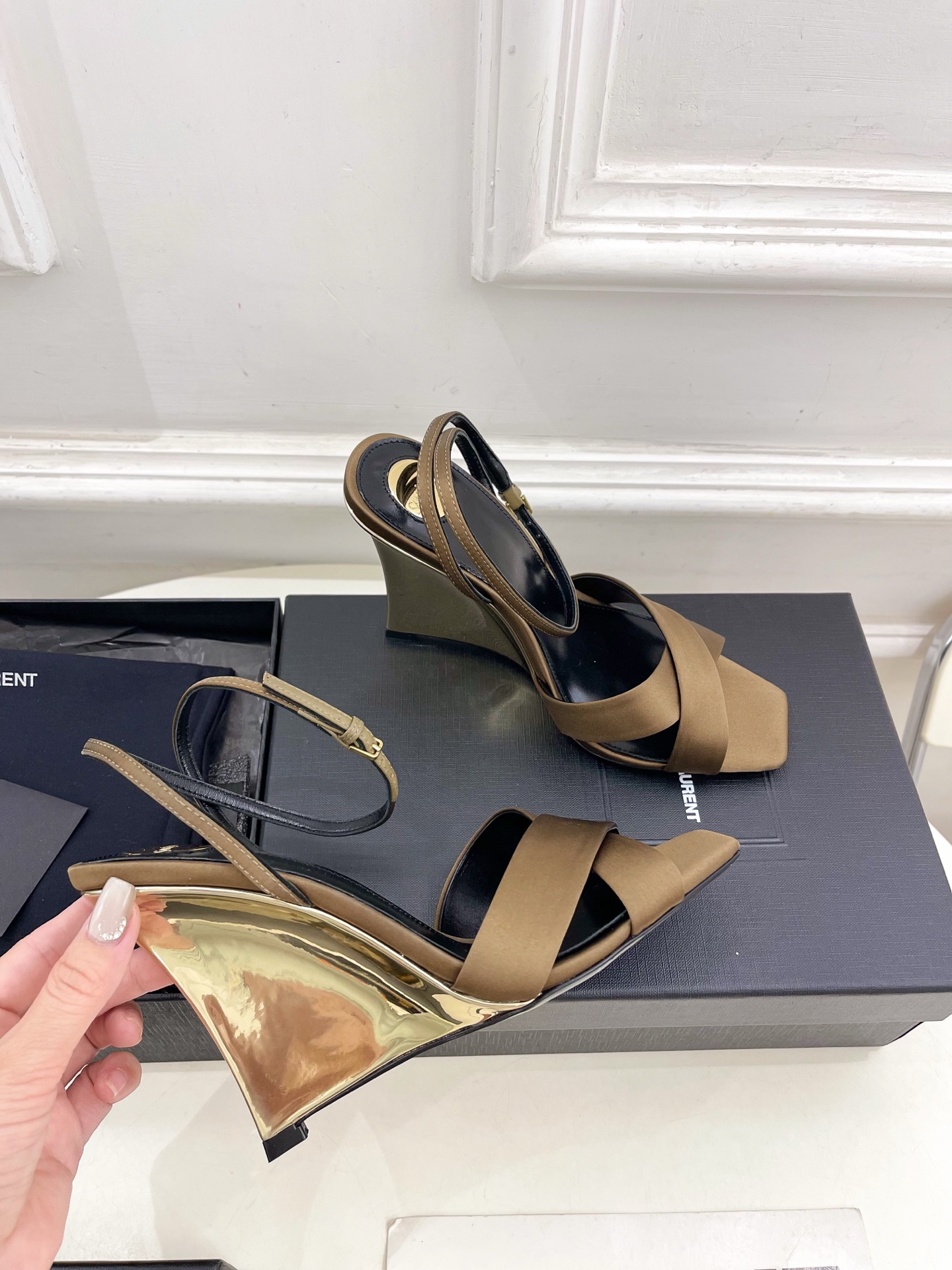 SAIN*LAURENT  圣罗兰 2025春夏新品 LUCIENNE交叉方头坡跟凉鞋上新☑️
————