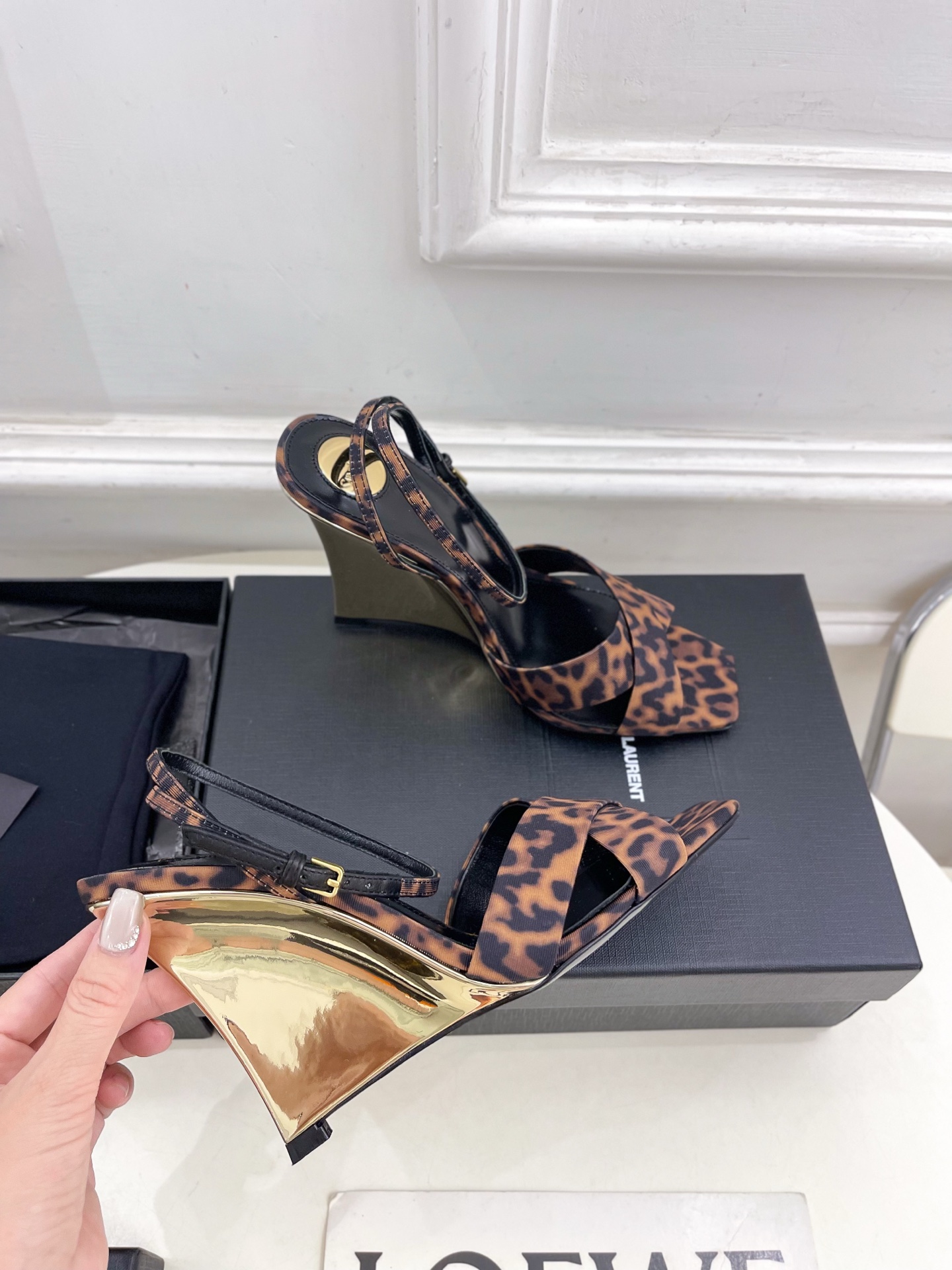 SAIN*LAURENT  圣罗兰 2025春夏新品 LUCIENNE交叉方头坡跟凉鞋上新☑️
————