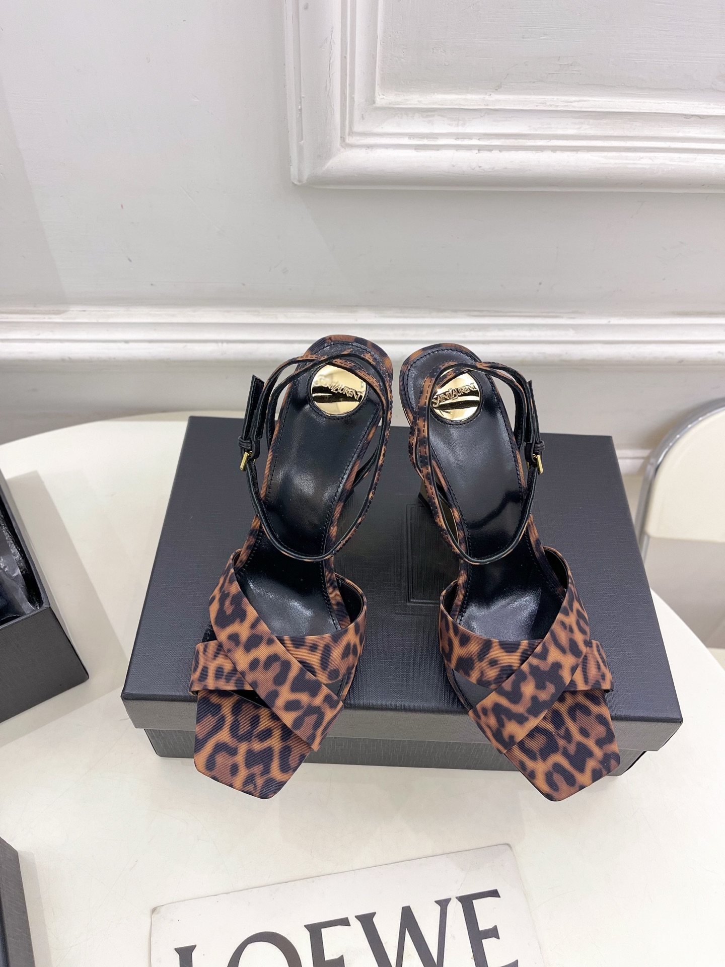 SAIN*LAURENT  圣罗兰 2025春夏新品 LUCIENNE交叉方头坡跟凉鞋上新☑️
————