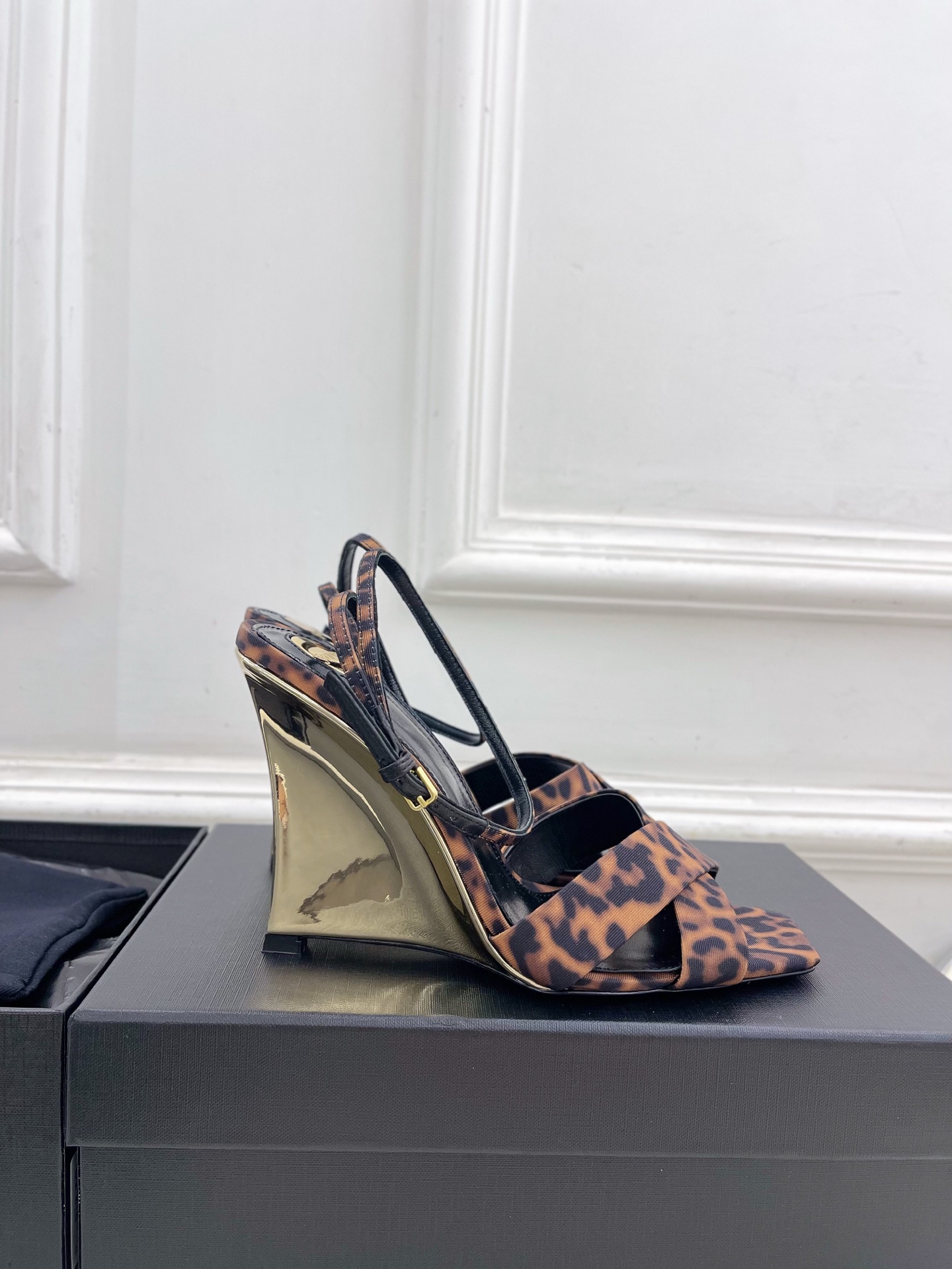 SAIN*LAURENT  圣罗兰 2025春夏新品 LUCIENNE交叉方头坡跟凉鞋上新☑️
————