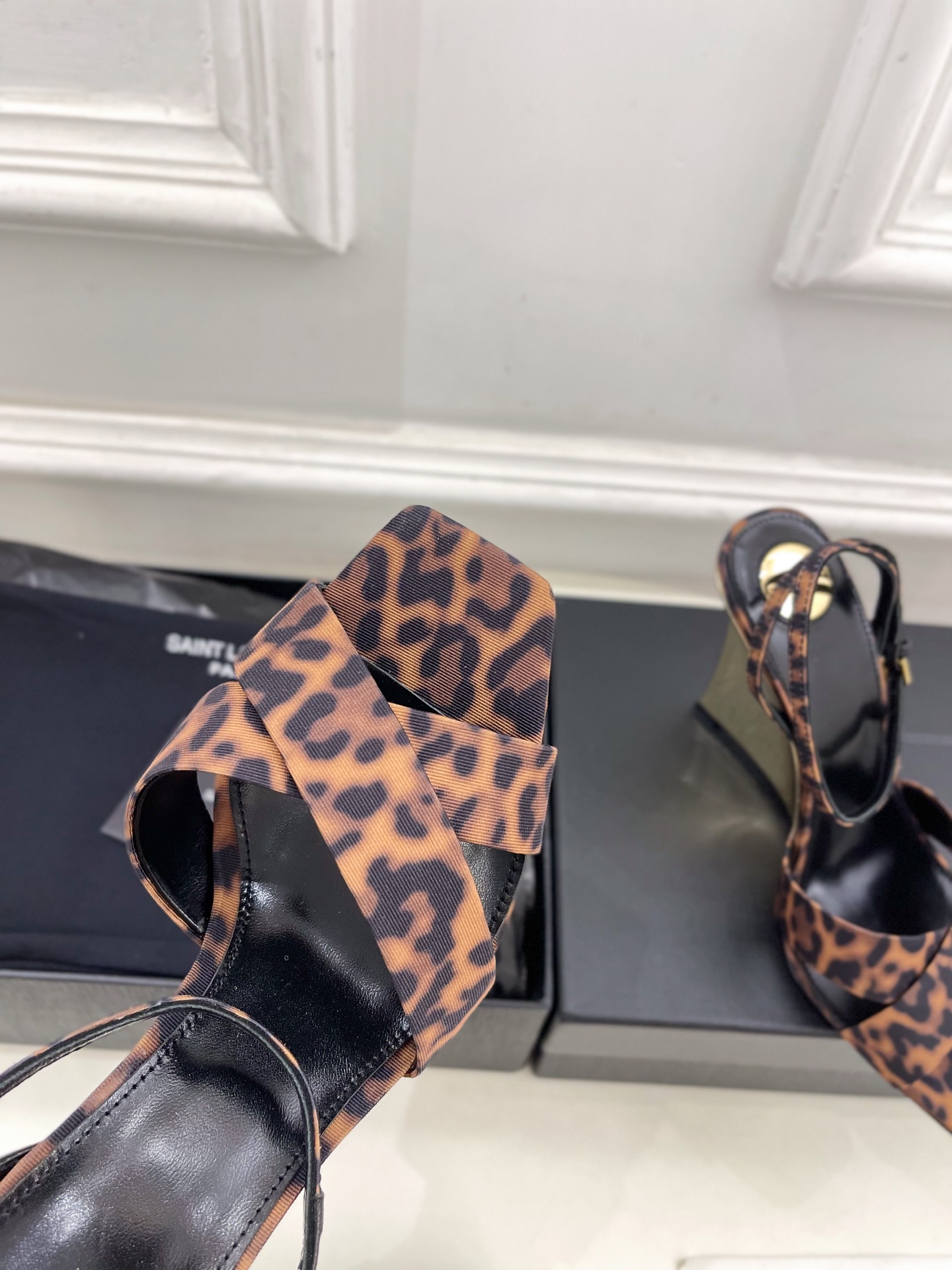 SAIN*LAURENT  圣罗兰 2025春夏新品 LUCIENNE交叉方头坡跟凉鞋上新☑️
————