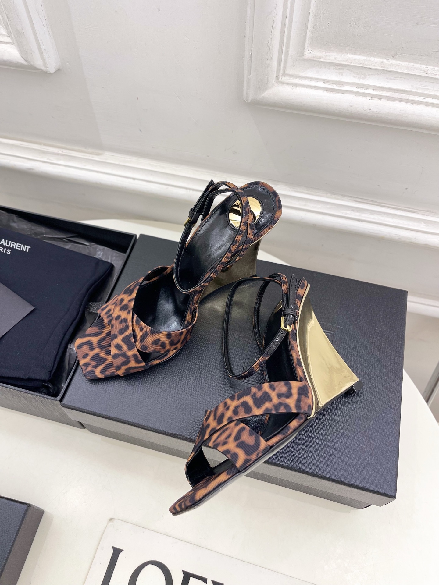 SAIN*LAURENT  圣罗兰 2025春夏新品 LUCIENNE交叉方头坡跟凉鞋上新☑️
————