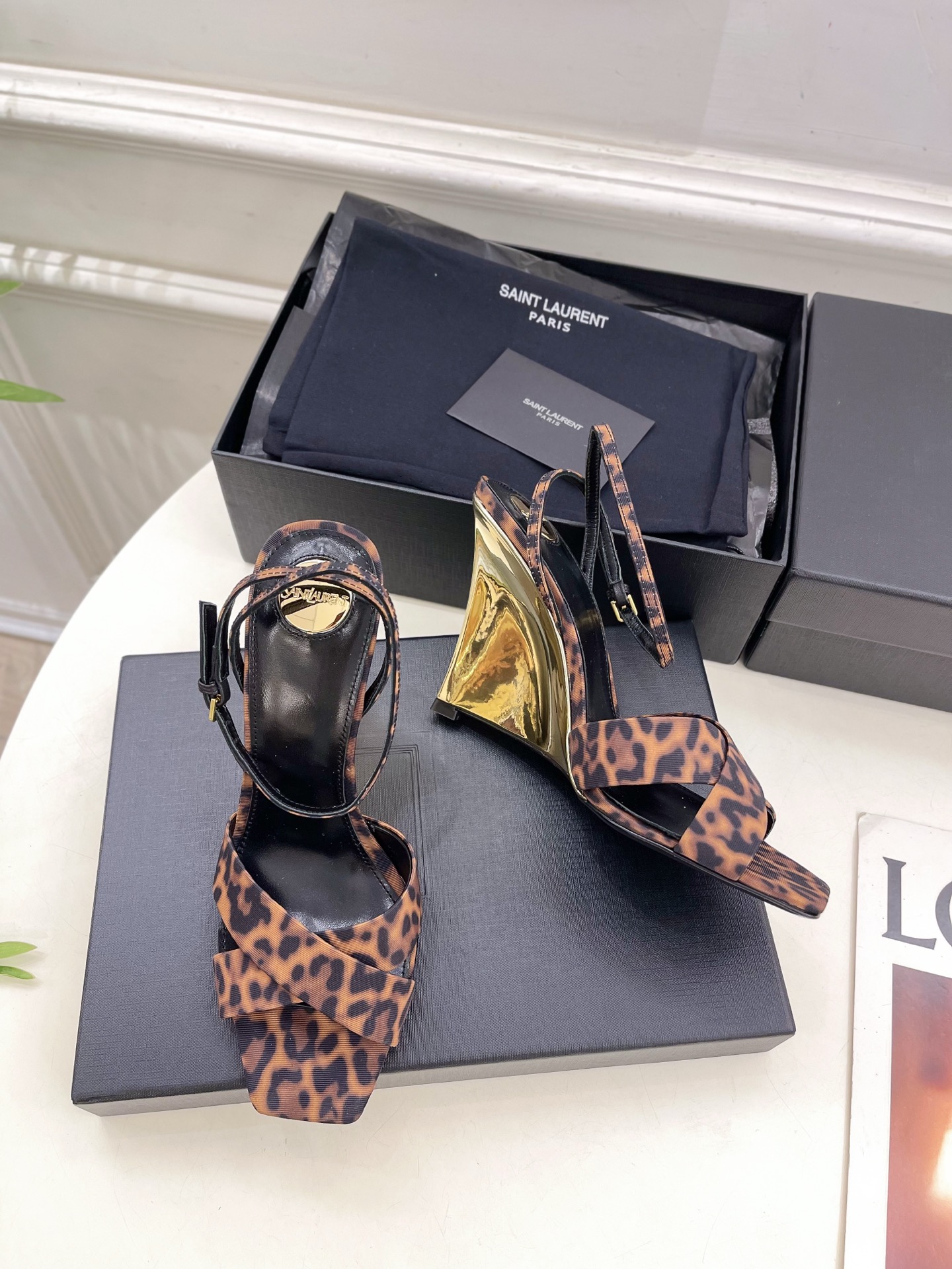 SAIN*LAURENT  圣罗兰 2025春夏新品 LUCIENNE交叉方头坡跟凉鞋上新☑️
————