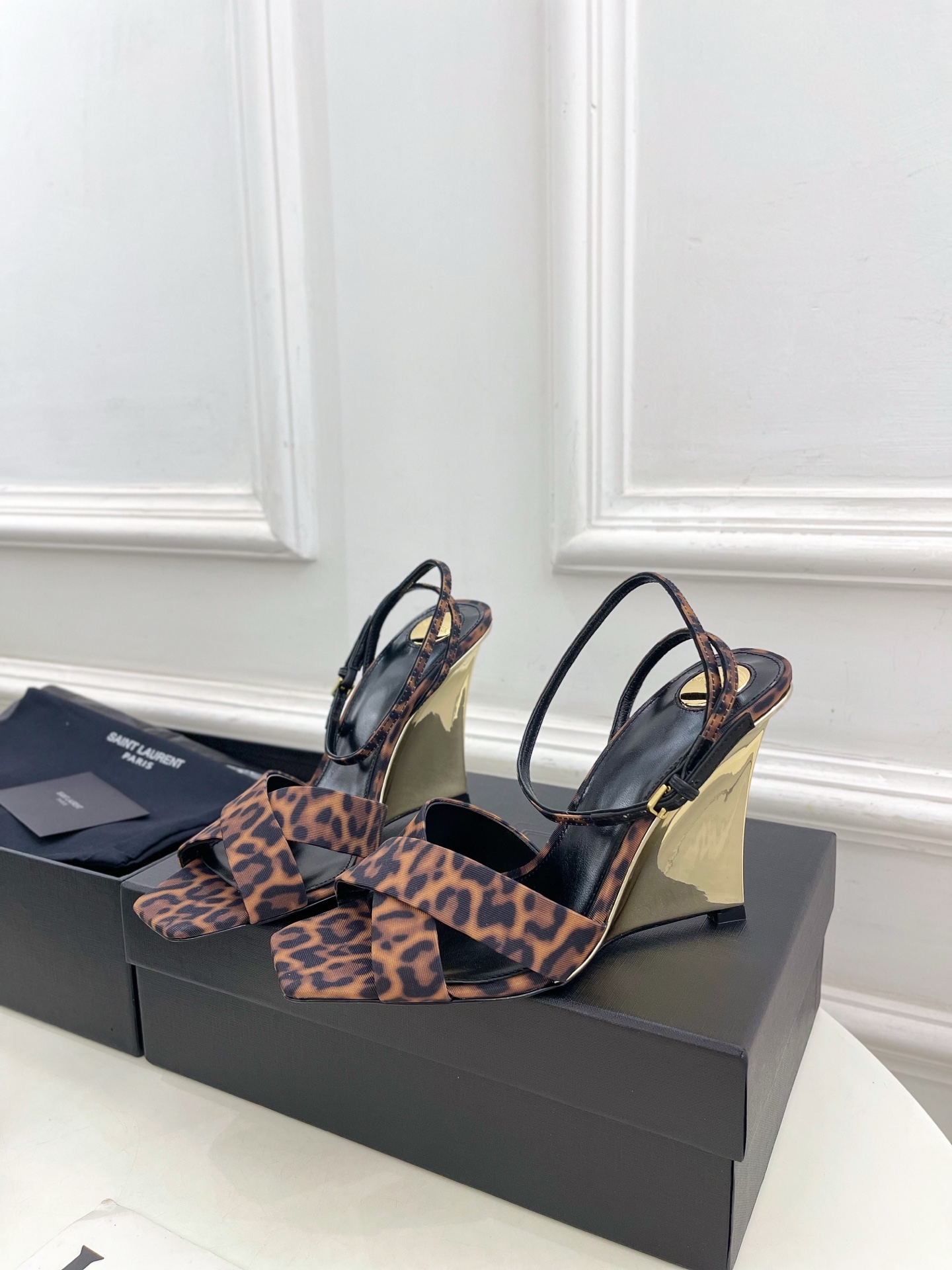 SAIN*LAURENT  圣罗兰 2025春夏新品 LUCIENNE交叉方头坡跟凉鞋上新☑️
————