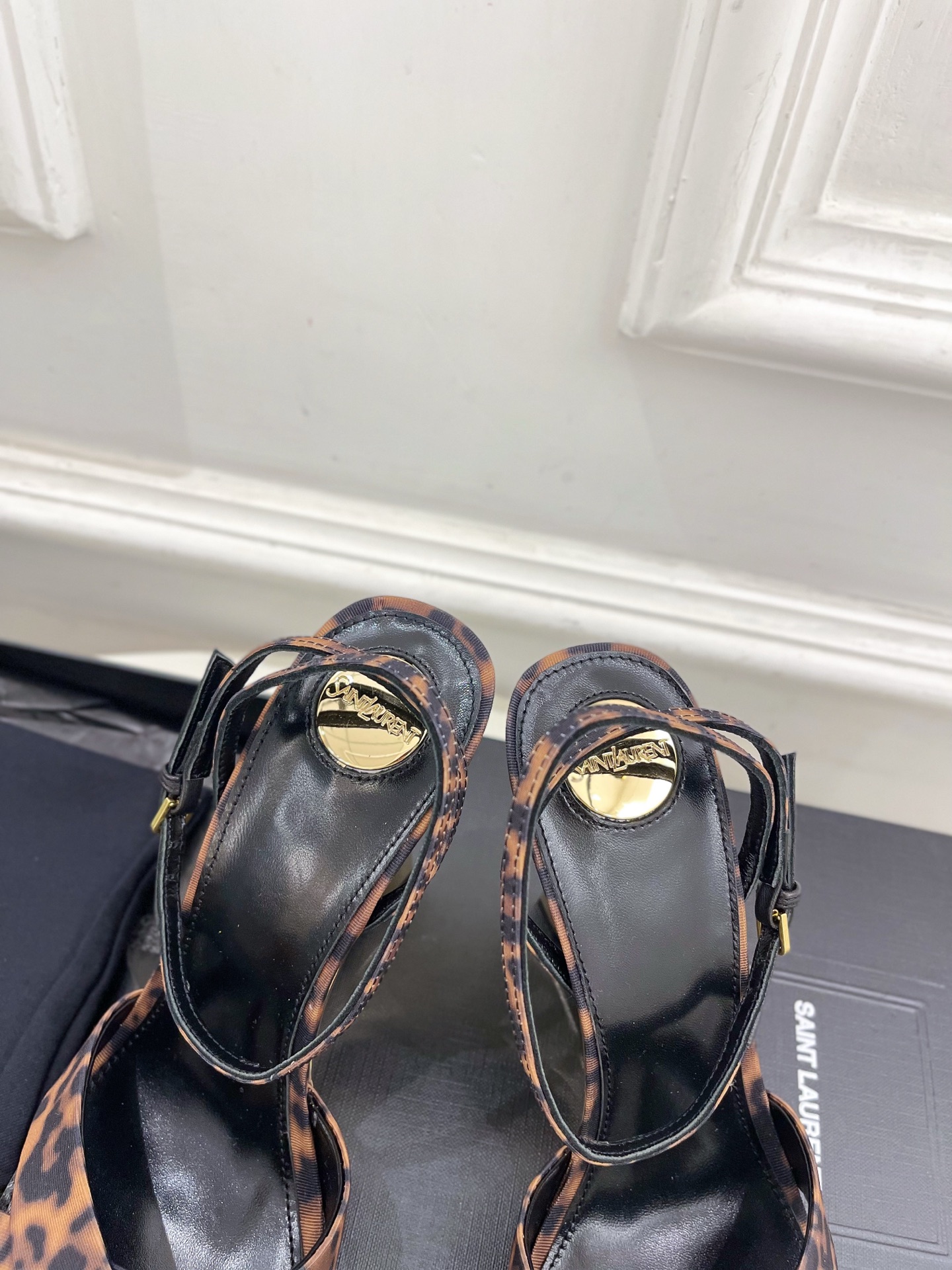 SAIN*LAURENT  圣罗兰 2025春夏新品 LUCIENNE交叉方头坡跟凉鞋上新☑️
————