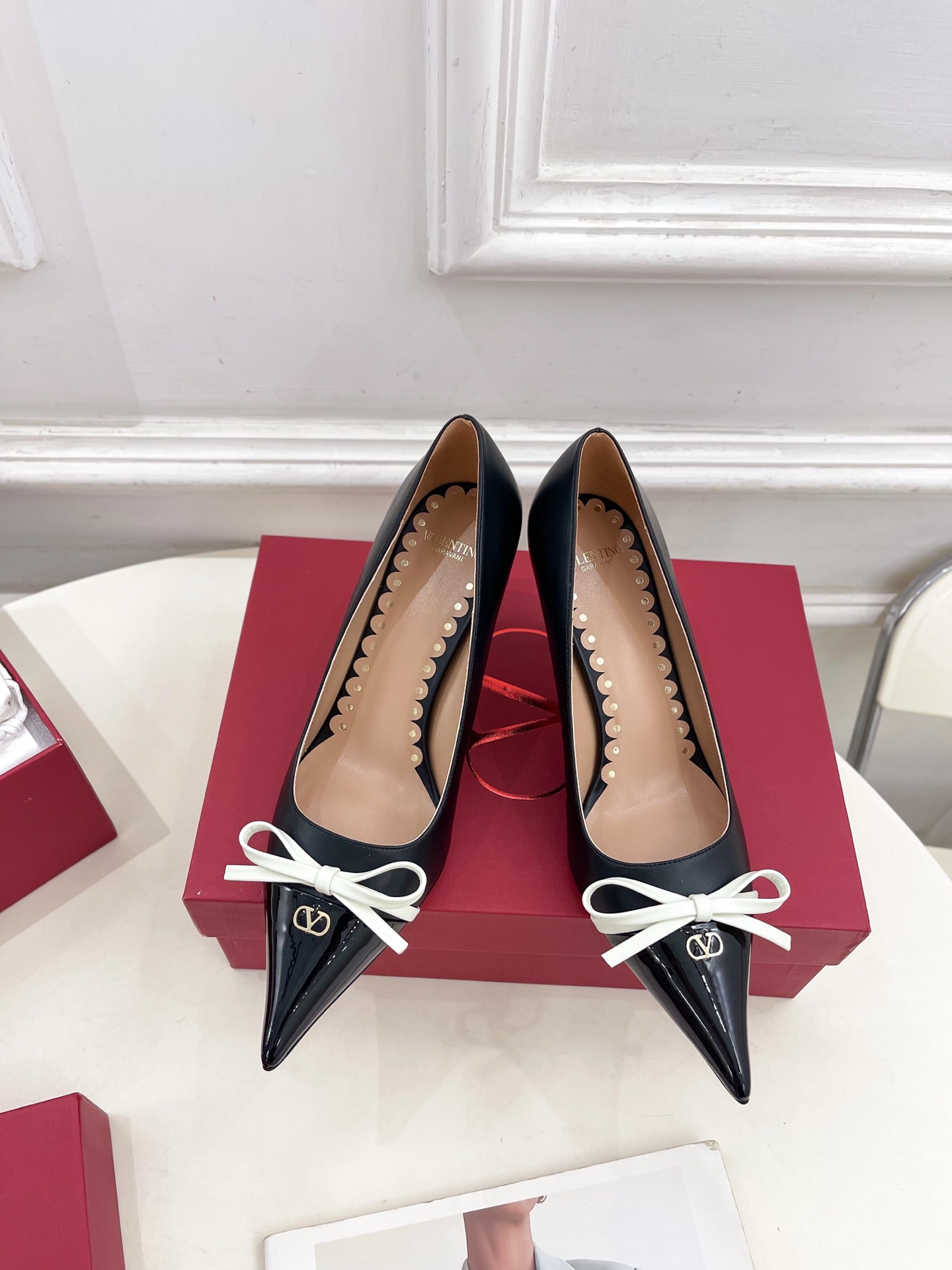 Valentino 华伦天奴 2025ss早春新品  V扣尖头蝴蝶结拼色高跟鞋上新☑️
————————