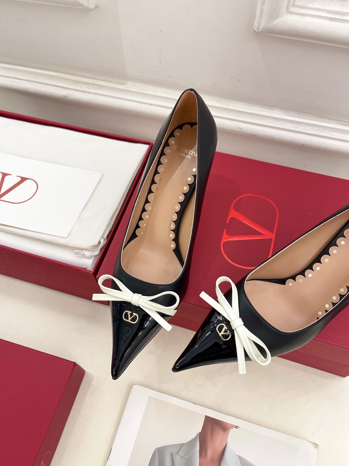 Valentino 华伦天奴 2025ss早春新品  V扣尖头蝴蝶结拼色高跟鞋上新☑️
————————