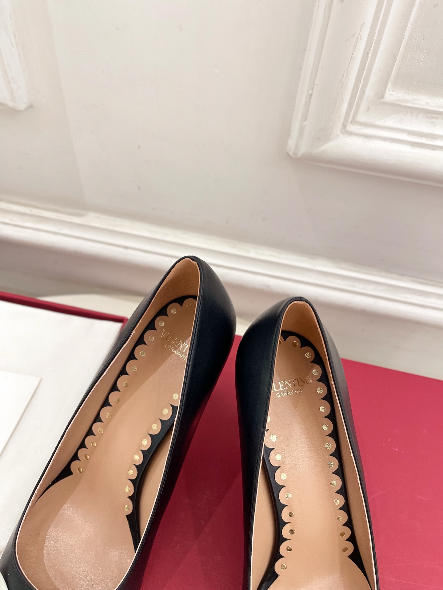 Valentino 华伦天奴 2025ss早春新品  V扣尖头蝴蝶结拼色高跟鞋上新☑️
————————