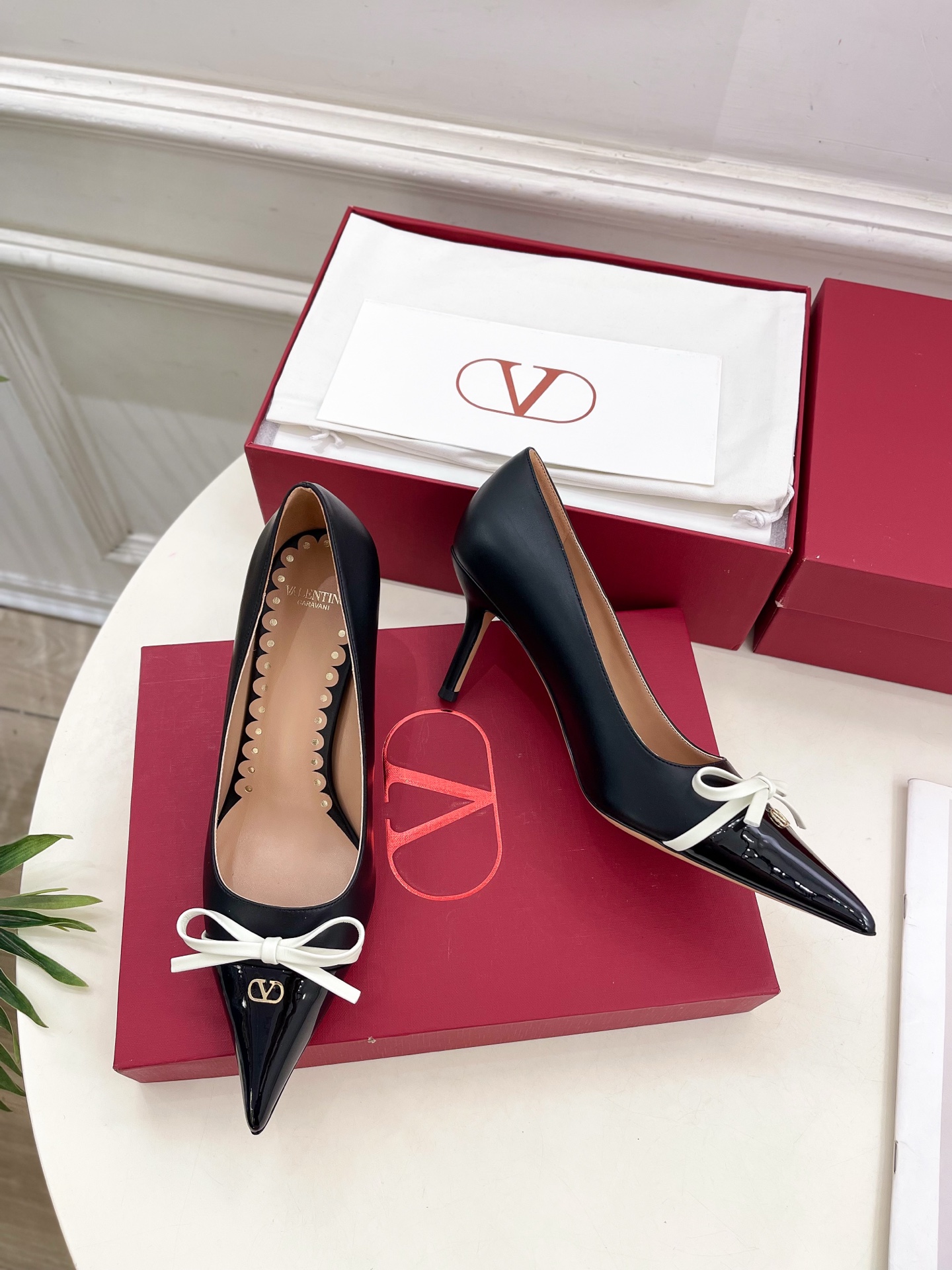 Valentino 华伦天奴 2025ss早春新品  V扣尖头蝴蝶结拼色高跟鞋上新☑️
————————