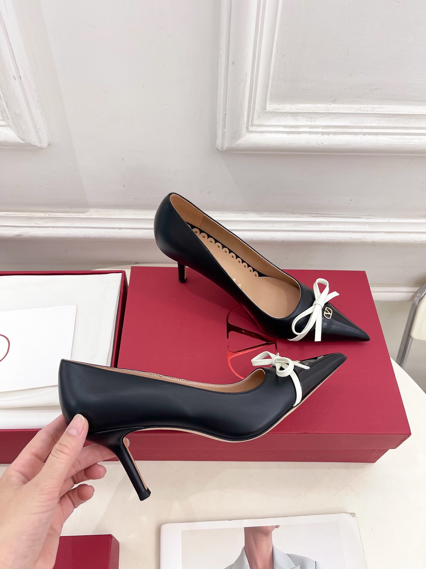 Valentino 华伦天奴 2025ss早春新品  V扣尖头蝴蝶结拼色高跟鞋上新☑️
————————