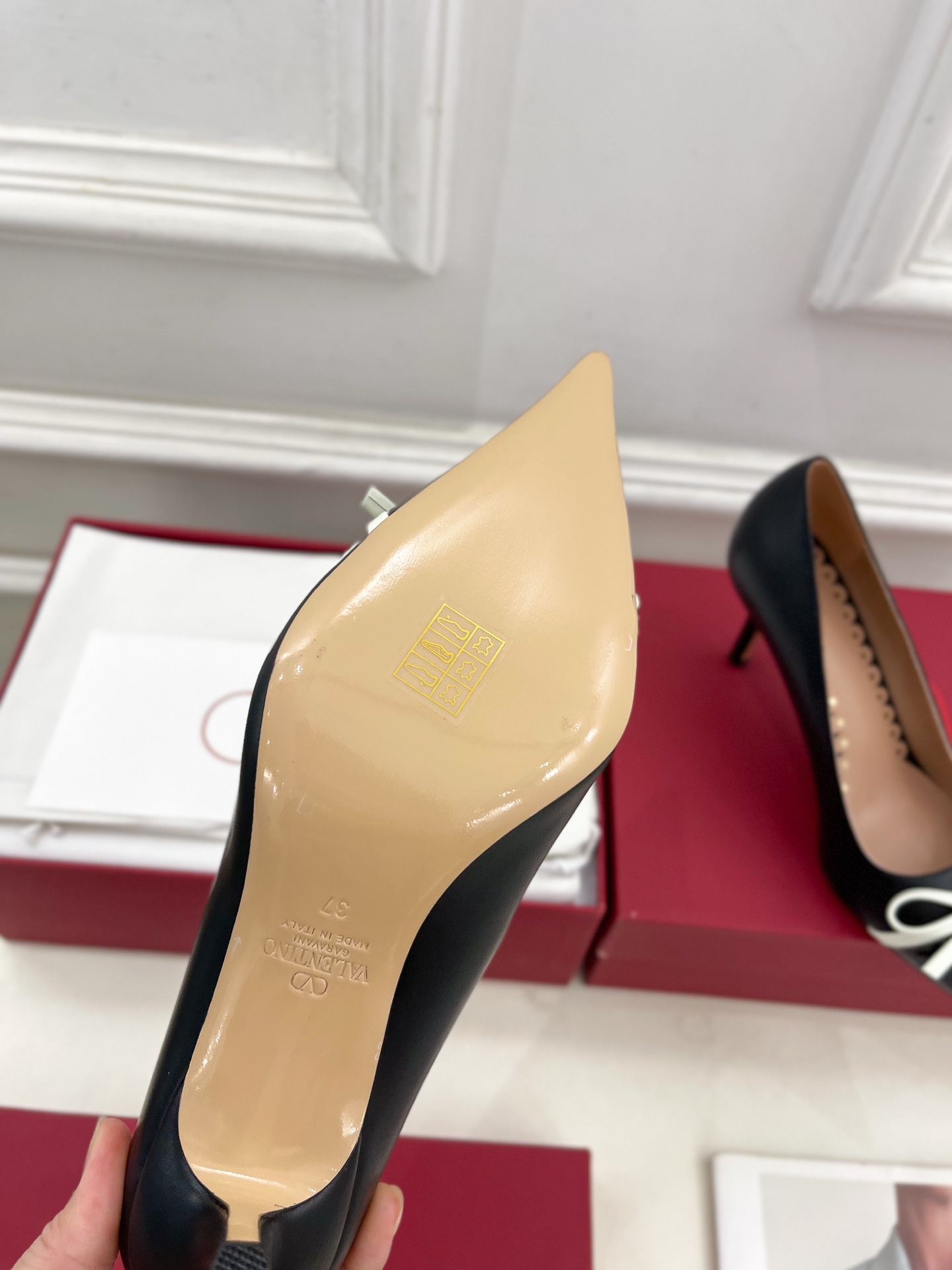 Valentino 华伦天奴 2025ss早春新品  V扣尖头蝴蝶结拼色高跟鞋上新☑️
————————