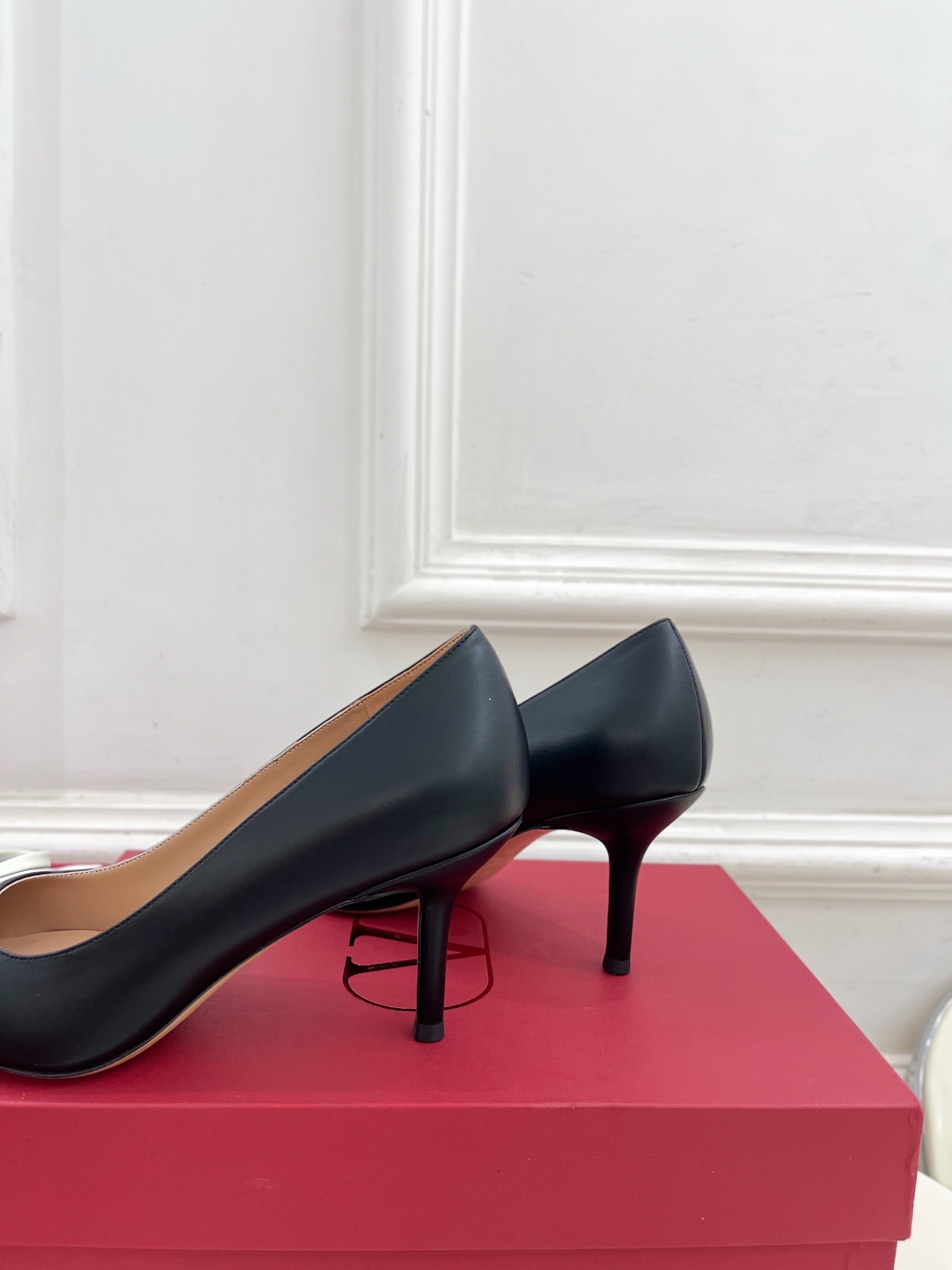 Valentino 华伦天奴 2025ss早春新品  V扣尖头蝴蝶结拼色高跟鞋上新☑️
————————