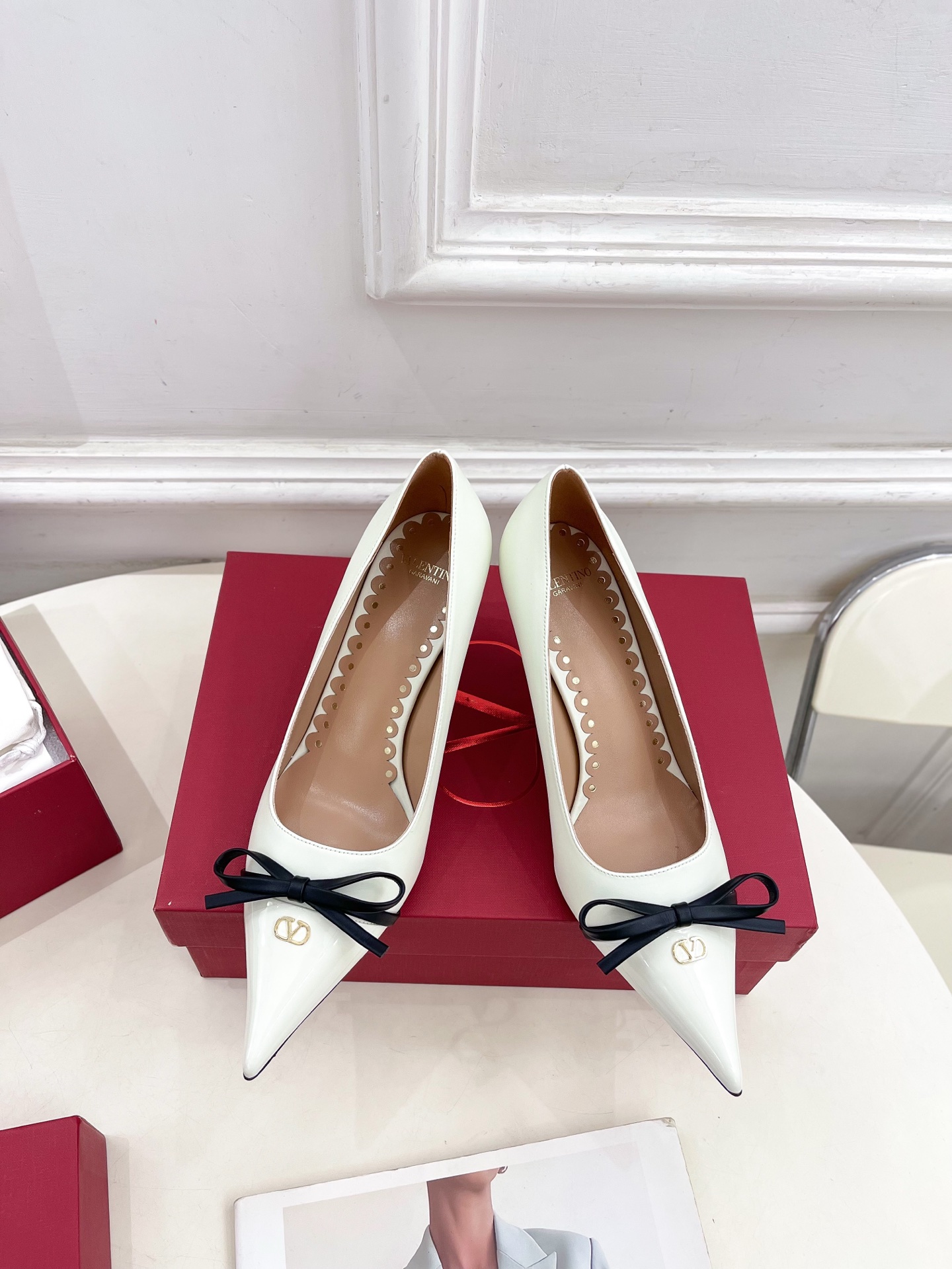 Valentino 华伦天奴 2025ss早春新品  V扣尖头蝴蝶结拼色高跟鞋上新☑️
————————