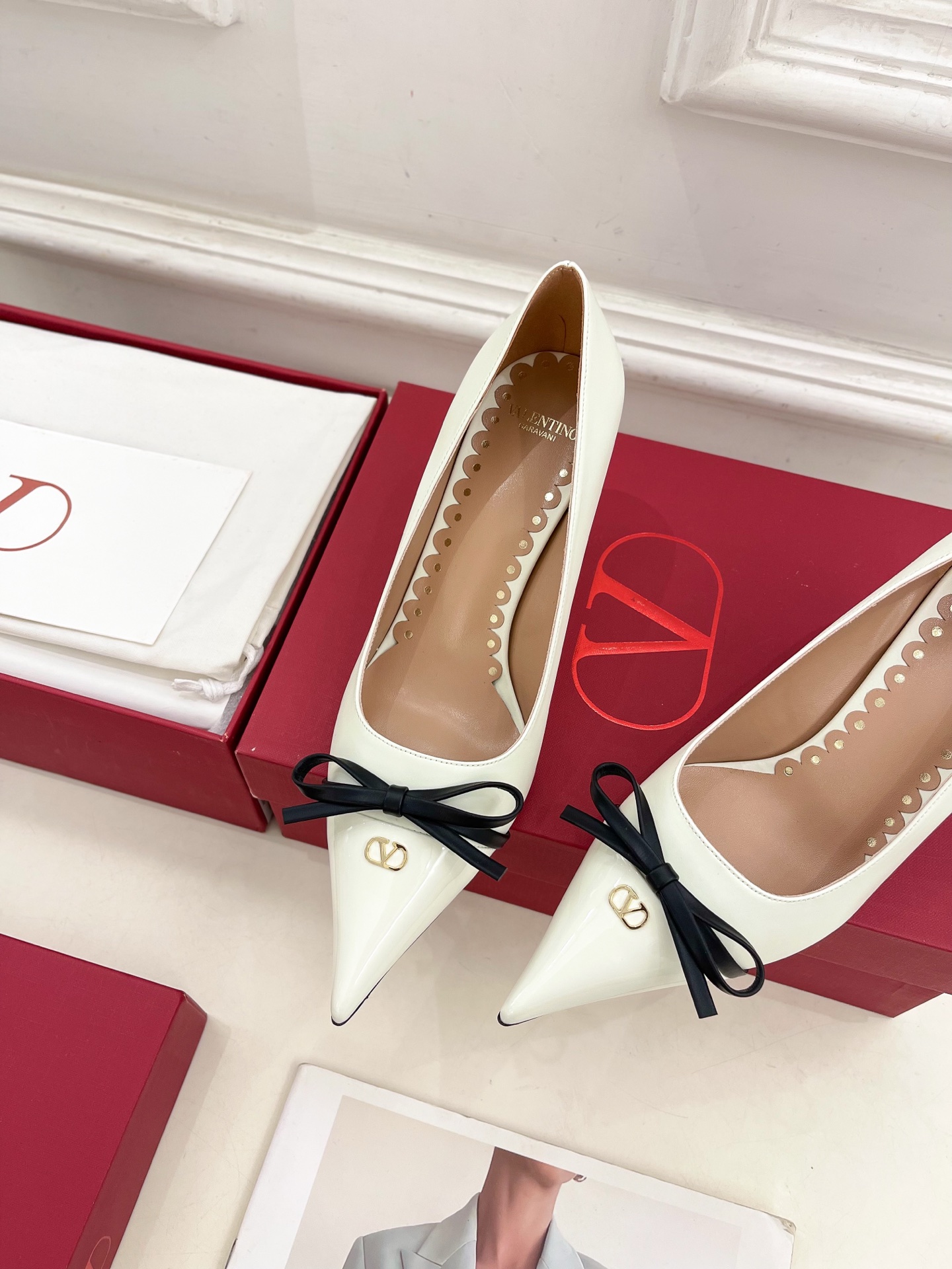 Valentino 华伦天奴 2025ss早春新品  V扣尖头蝴蝶结拼色高跟鞋上新☑️
————————