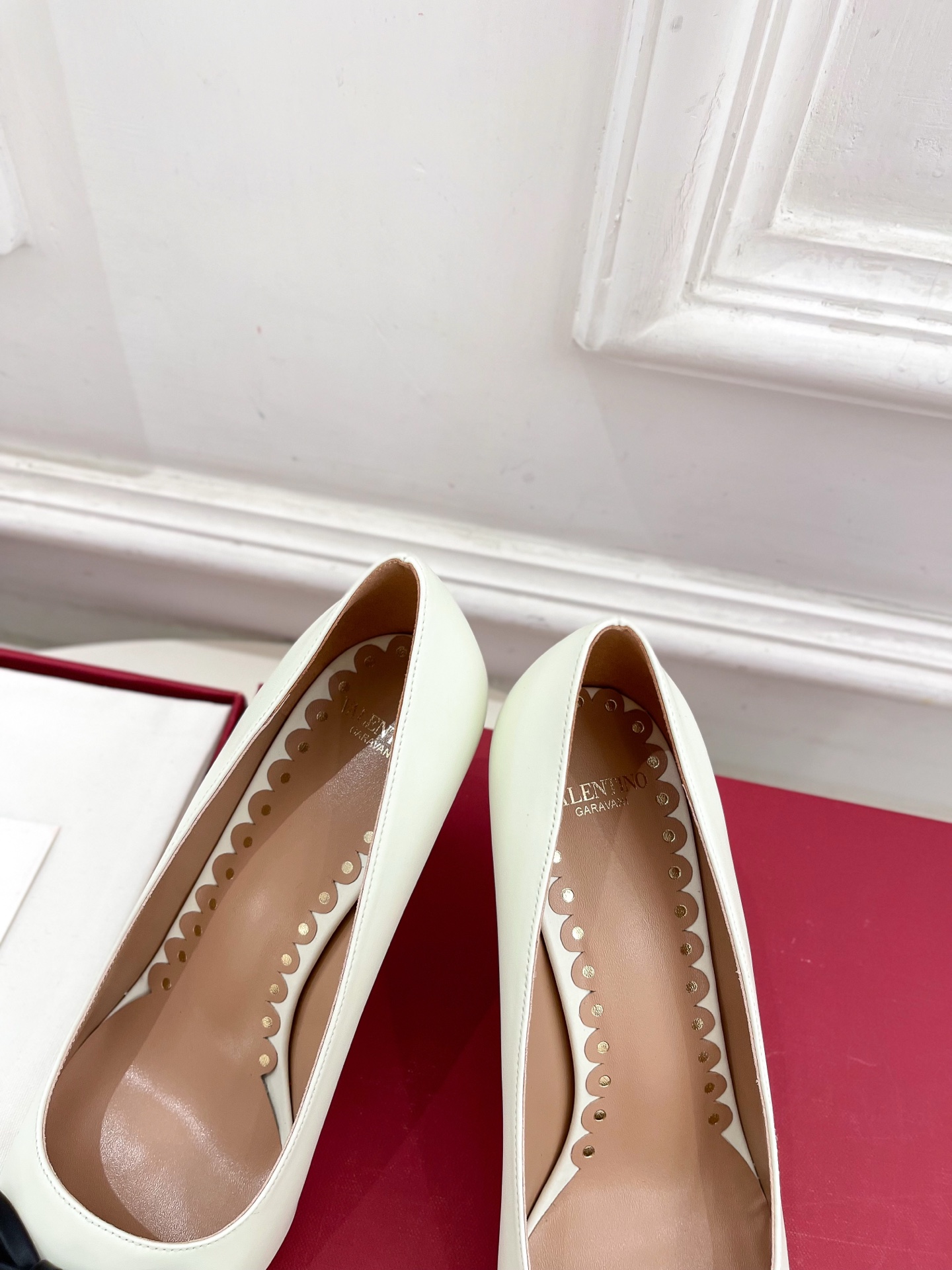 Valentino 华伦天奴 2025ss早春新品  V扣尖头蝴蝶结拼色高跟鞋上新☑️
————————
