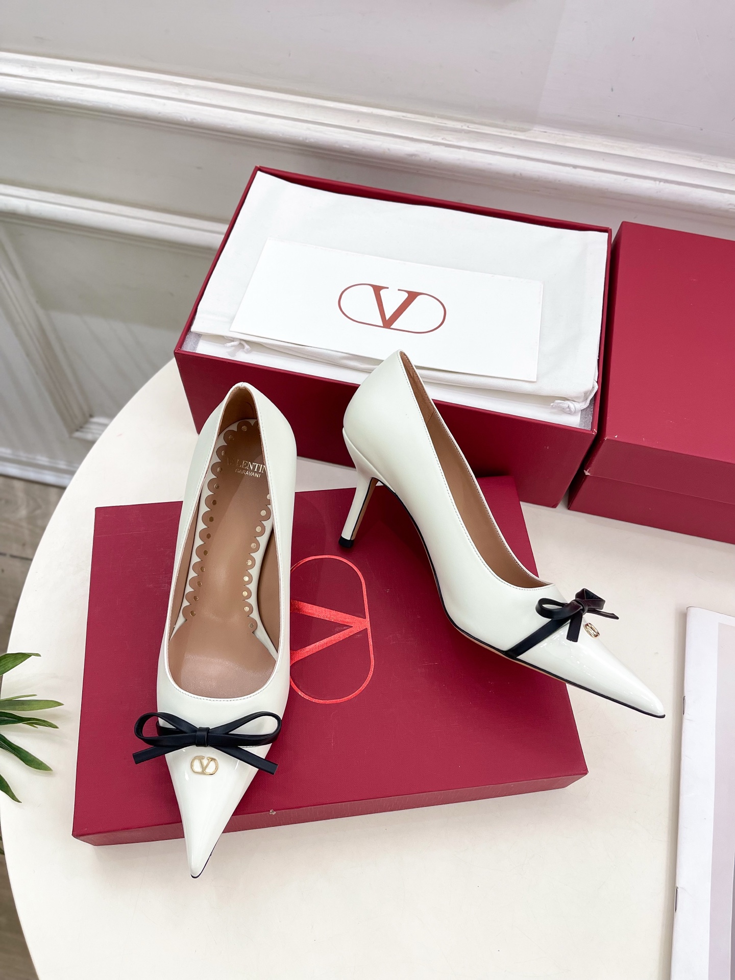 Valentino 华伦天奴 2025ss早春新品  V扣尖头蝴蝶结拼色高跟鞋上新☑️
————————