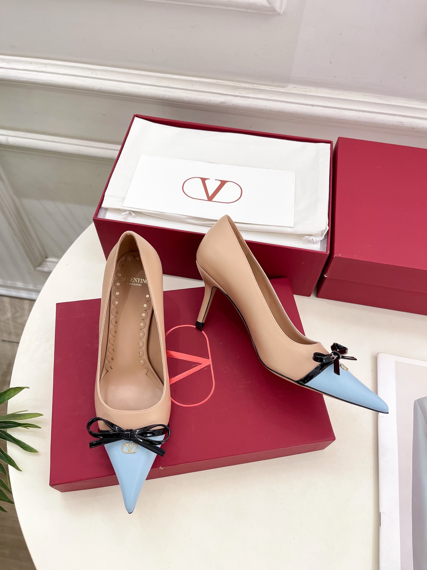 Valentino 华伦天奴 2025ss早春新品  V扣尖头蝴蝶结拼色高跟鞋上新☑️
————————