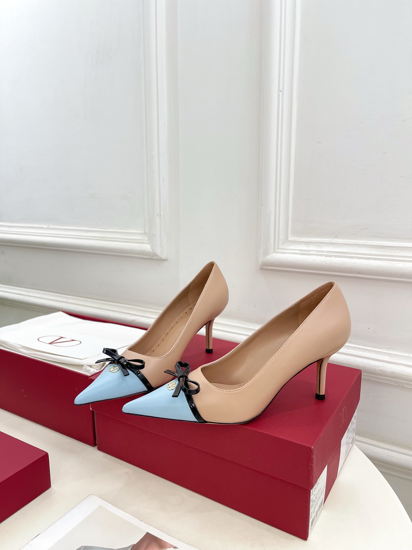 Valentino 华伦天奴 2025ss早春新品  V扣尖头蝴蝶结拼色高跟鞋上新☑️
————————