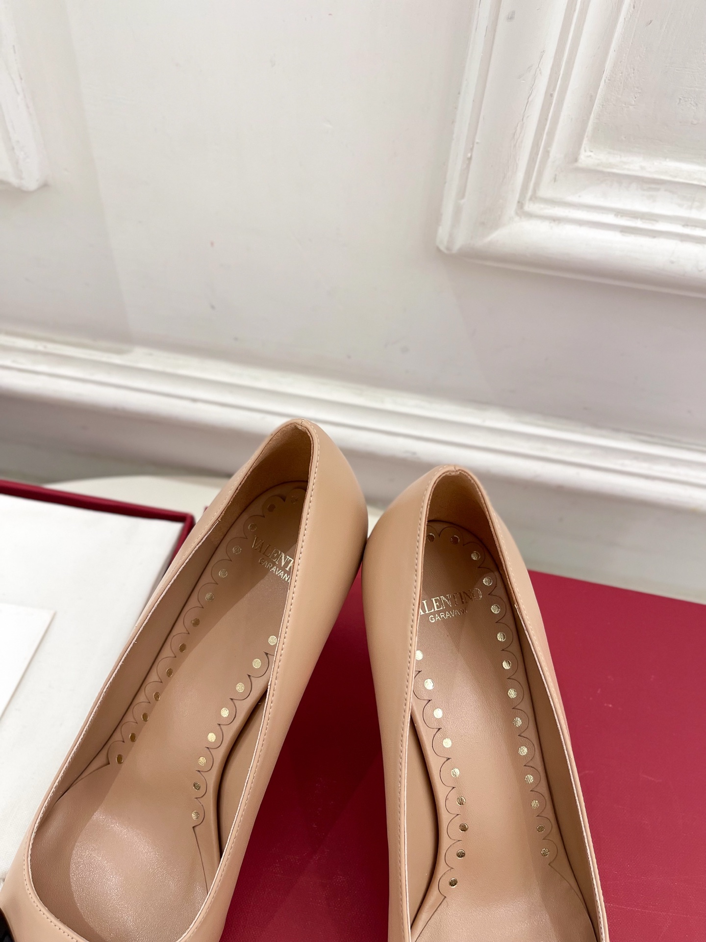 Valentino 华伦天奴 2025ss早春新品  V扣尖头蝴蝶结拼色高跟鞋上新☑️
————————