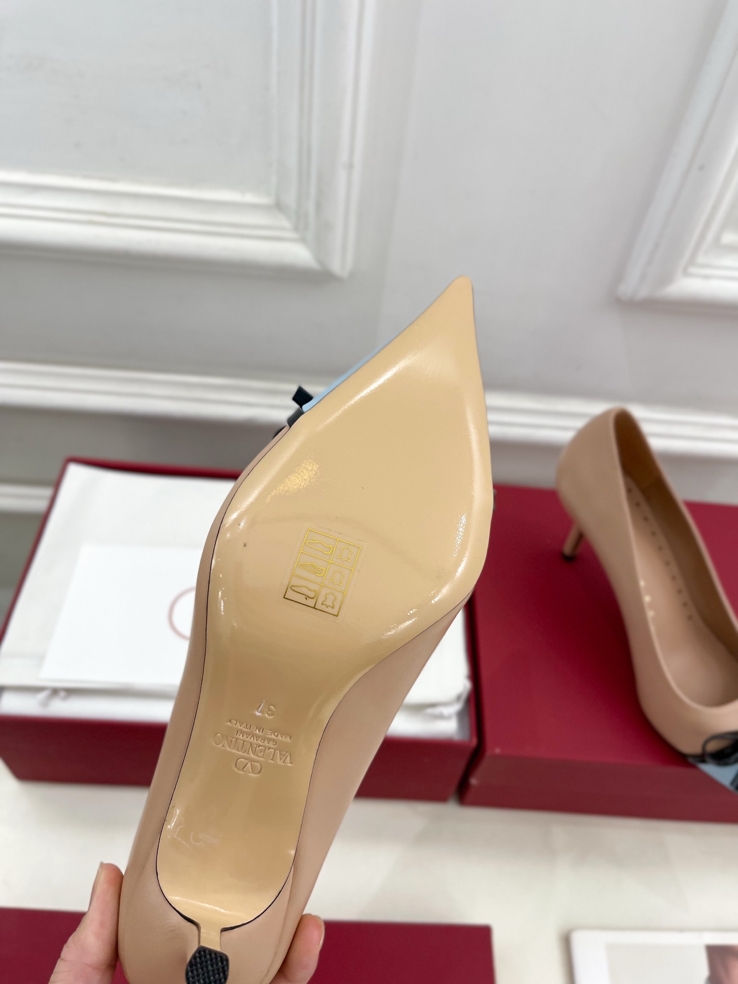 Valentino 华伦天奴 2025ss早春新品  V扣尖头蝴蝶结拼色高跟鞋上新☑️
————————