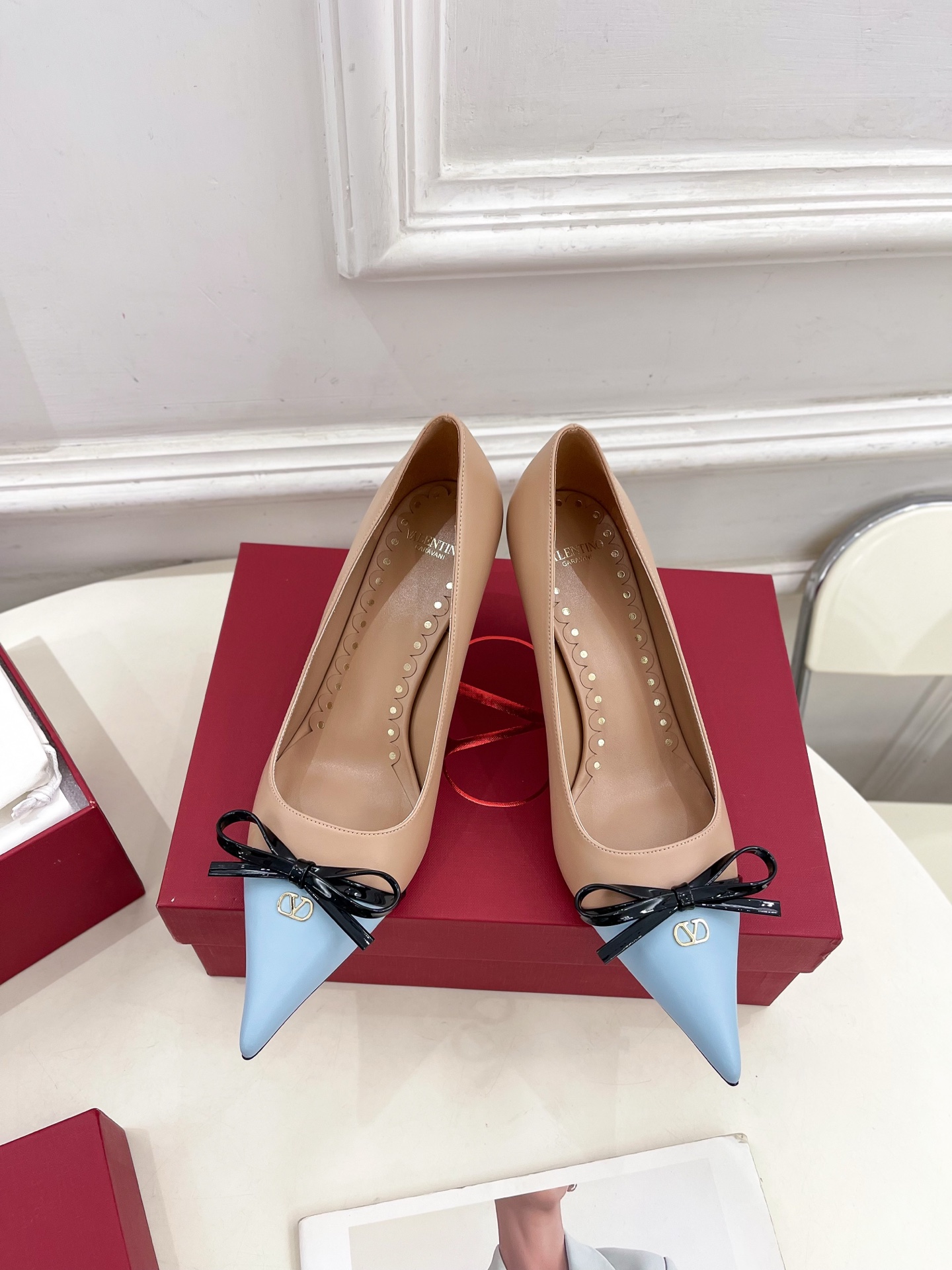 Valentino 华伦天奴 2025ss早春新品  V扣尖头蝴蝶结拼色高跟鞋上新☑️
————————