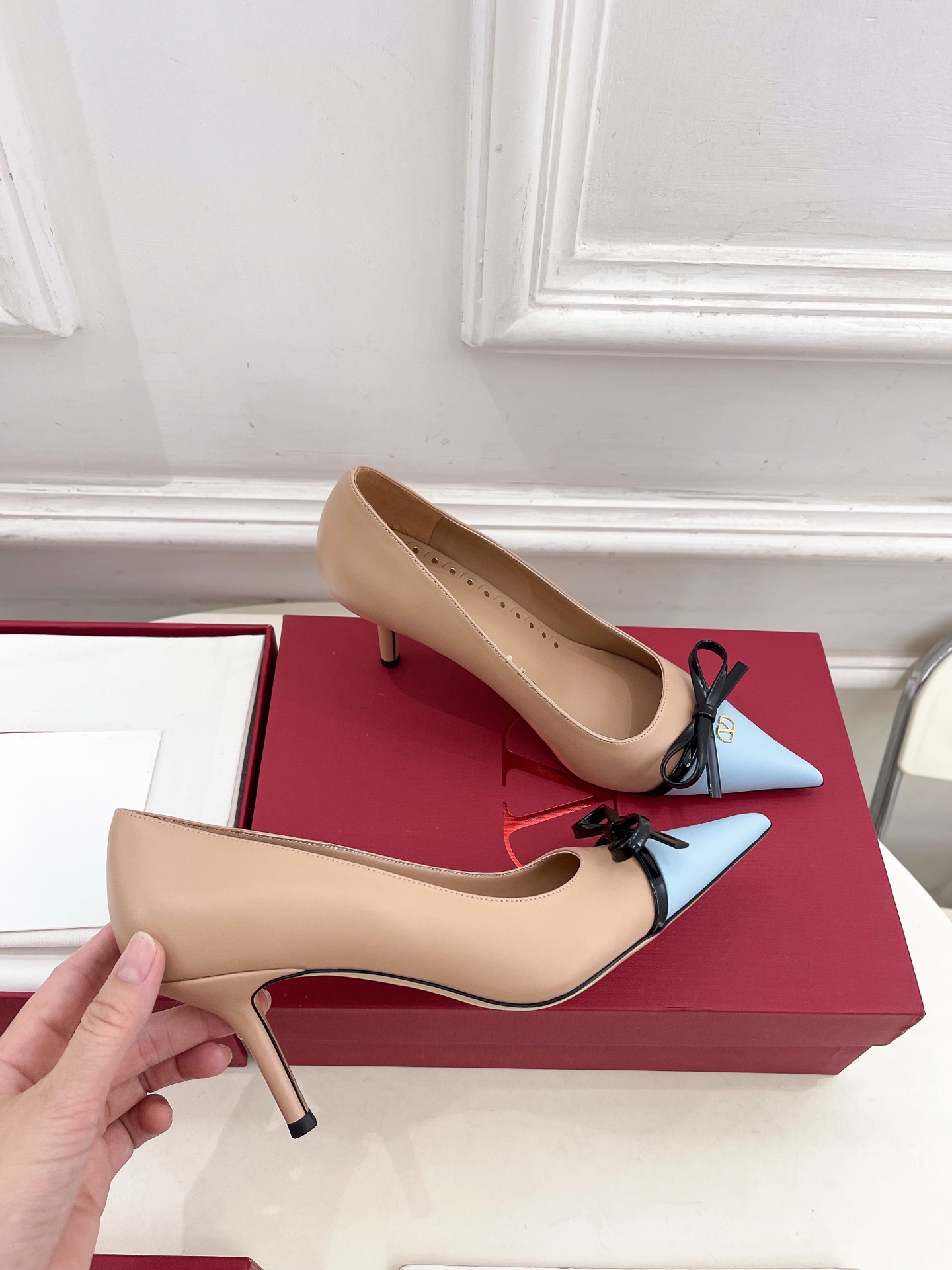 Valentino 华伦天奴 2025ss早春新品  V扣尖头蝴蝶结拼色高跟鞋上新☑️
————————