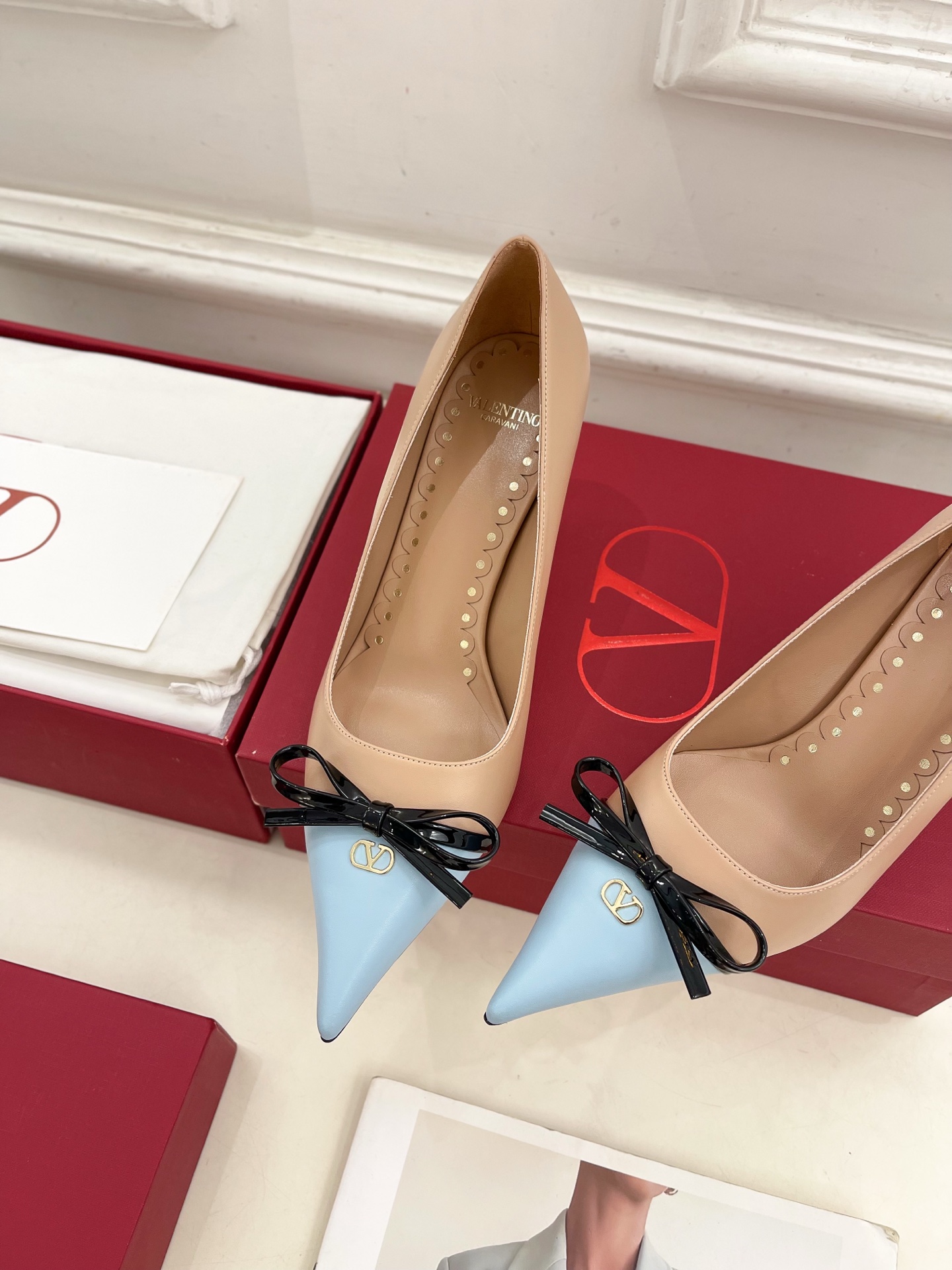 Valentino 华伦天奴 2025ss早春新品  V扣尖头蝴蝶结拼色高跟鞋上新☑️
————————
