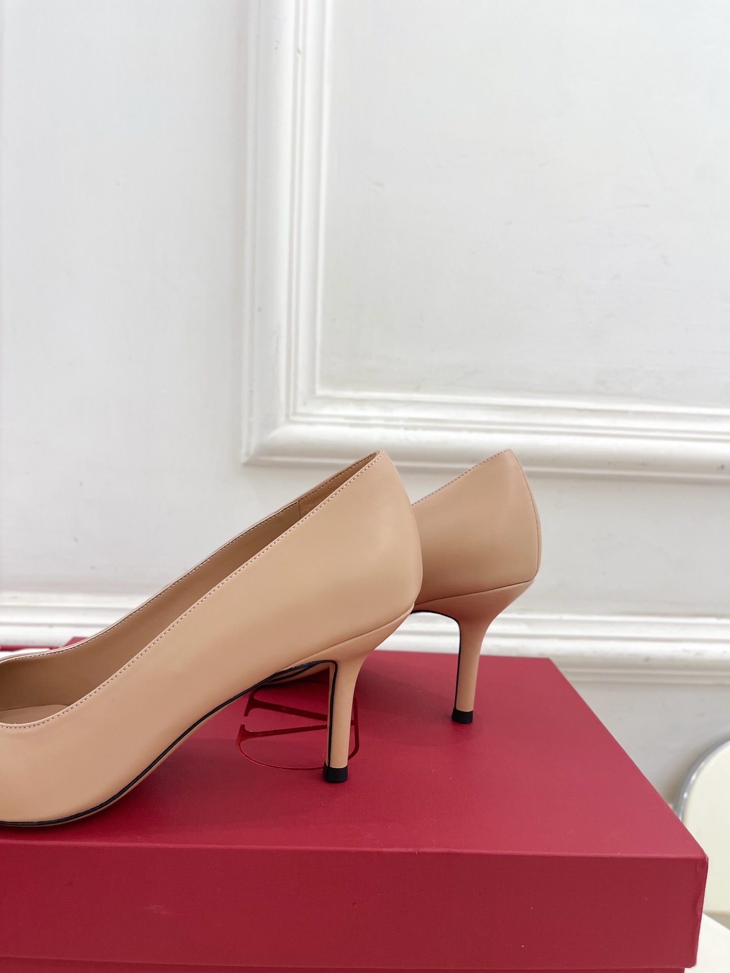 Valentino 华伦天奴 2025ss早春新品  V扣尖头蝴蝶结拼色高跟鞋上新☑️
————————