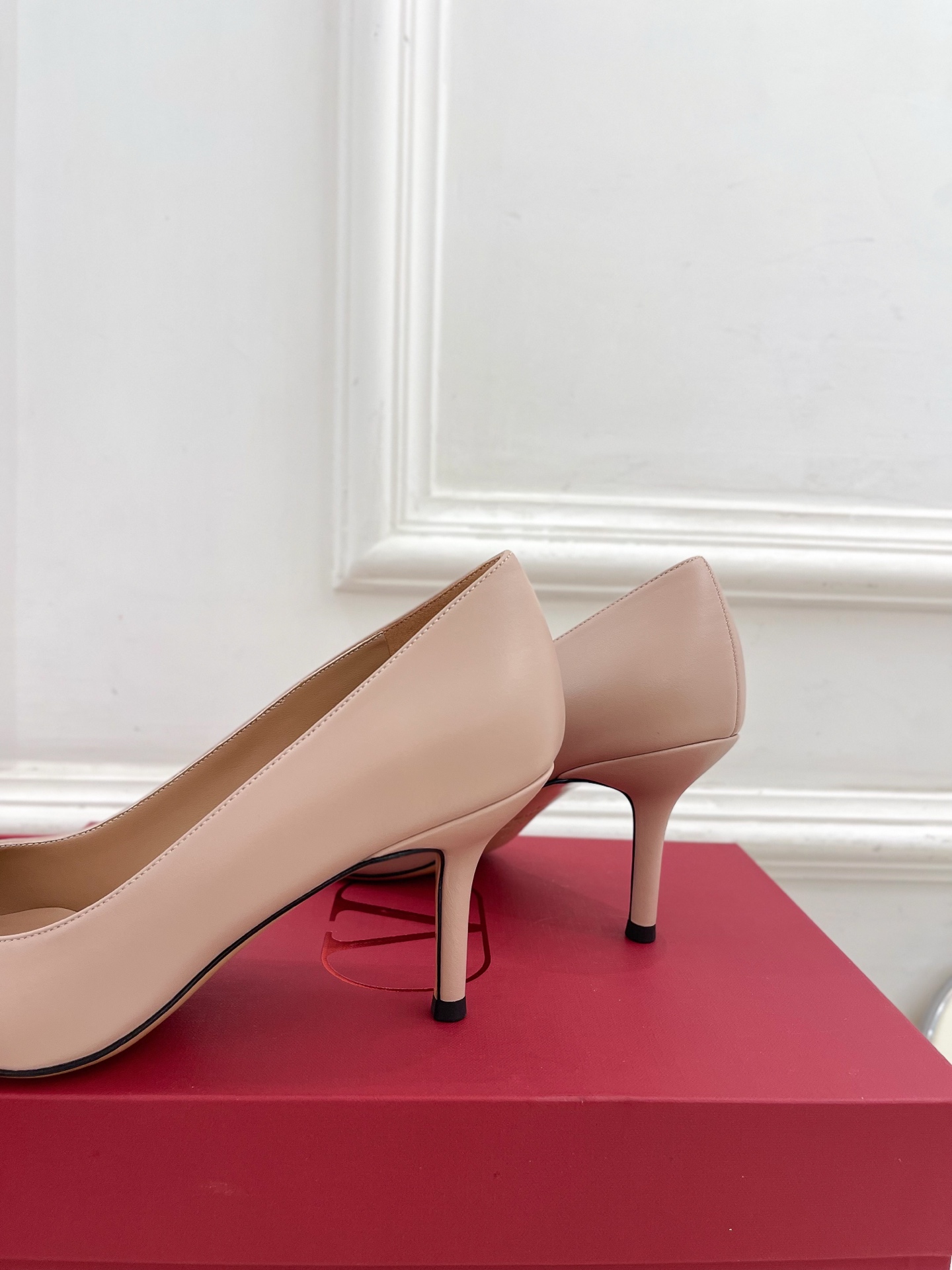 Valentino 华伦天奴 2025ss早春新品  V扣尖头蝴蝶结拼色高跟鞋上新☑️
————————
