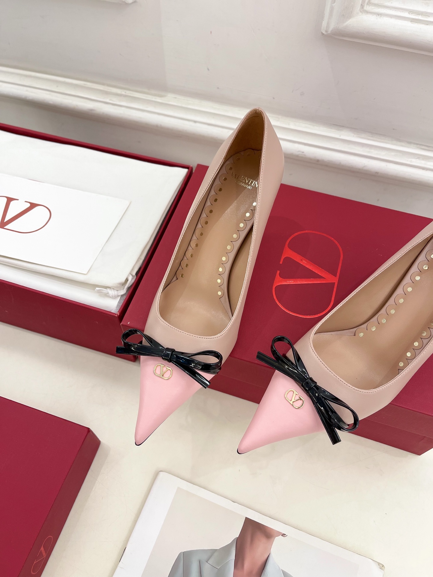 Valentino 华伦天奴 2025ss早春新品  V扣尖头蝴蝶结拼色高跟鞋上新☑️
————————