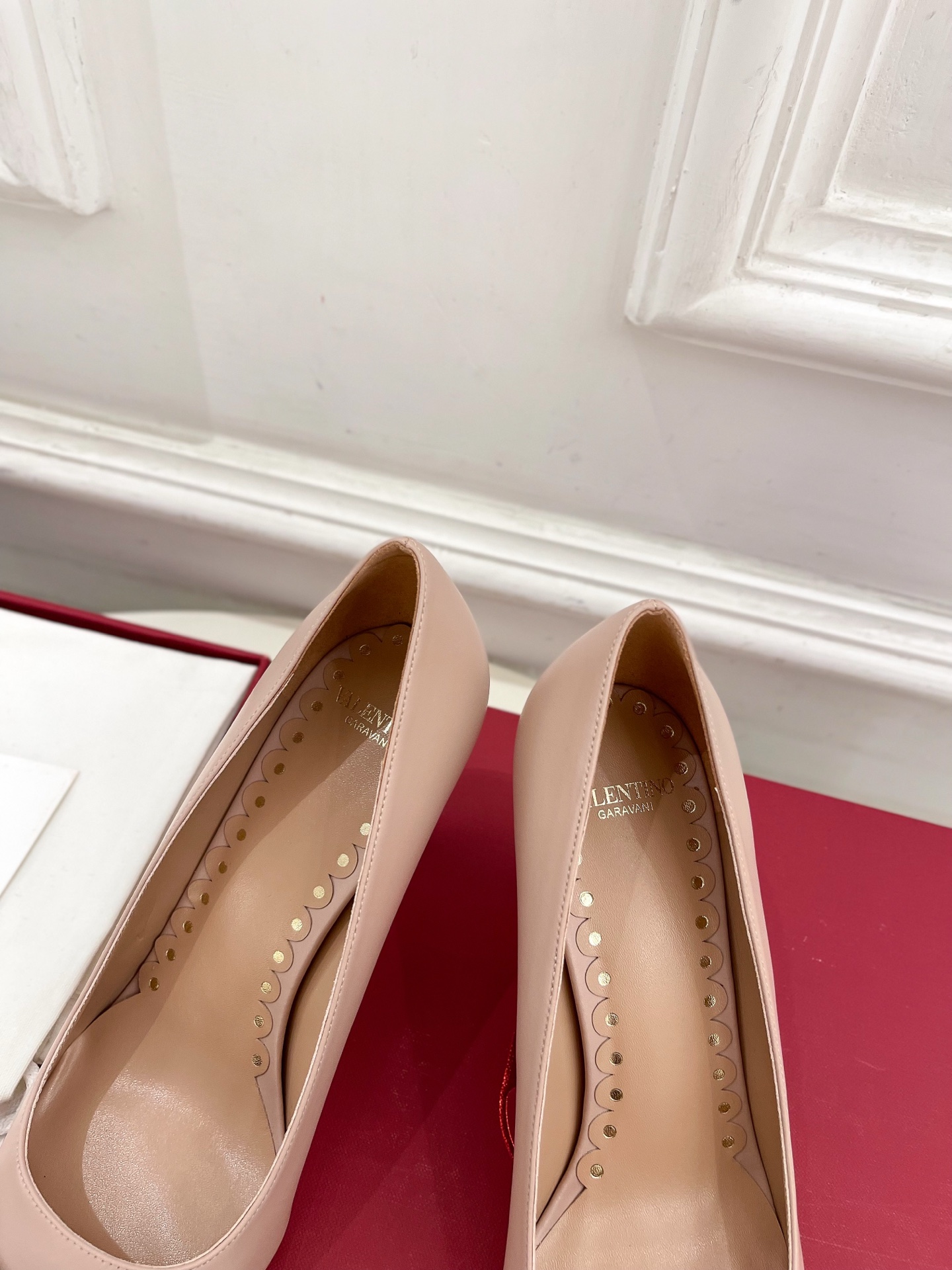 Valentino 华伦天奴 2025ss早春新品  V扣尖头蝴蝶结拼色高跟鞋上新☑️
————————