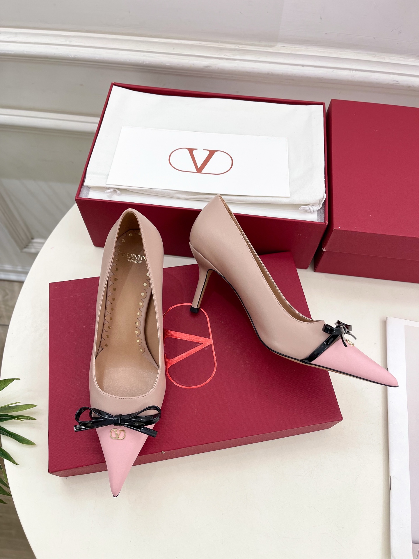 Valentino 华伦天奴 2025ss早春新品  V扣尖头蝴蝶结拼色高跟鞋上新☑️
————————