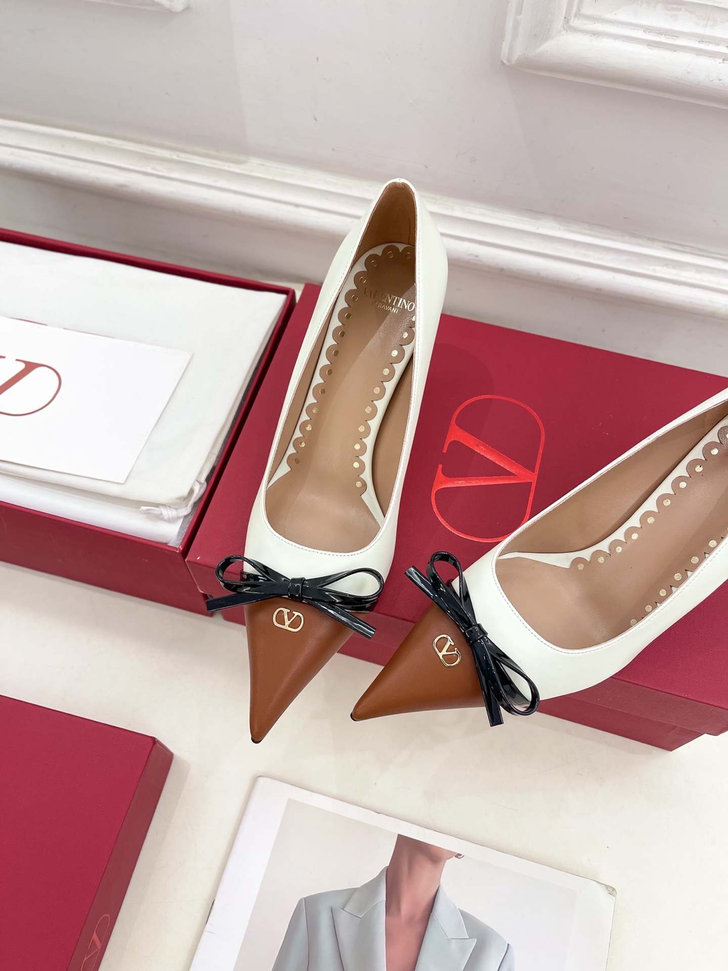 Valentino 华伦天奴 2025ss早春新品  V扣尖头蝴蝶结拼色高跟鞋上新☑️
————————