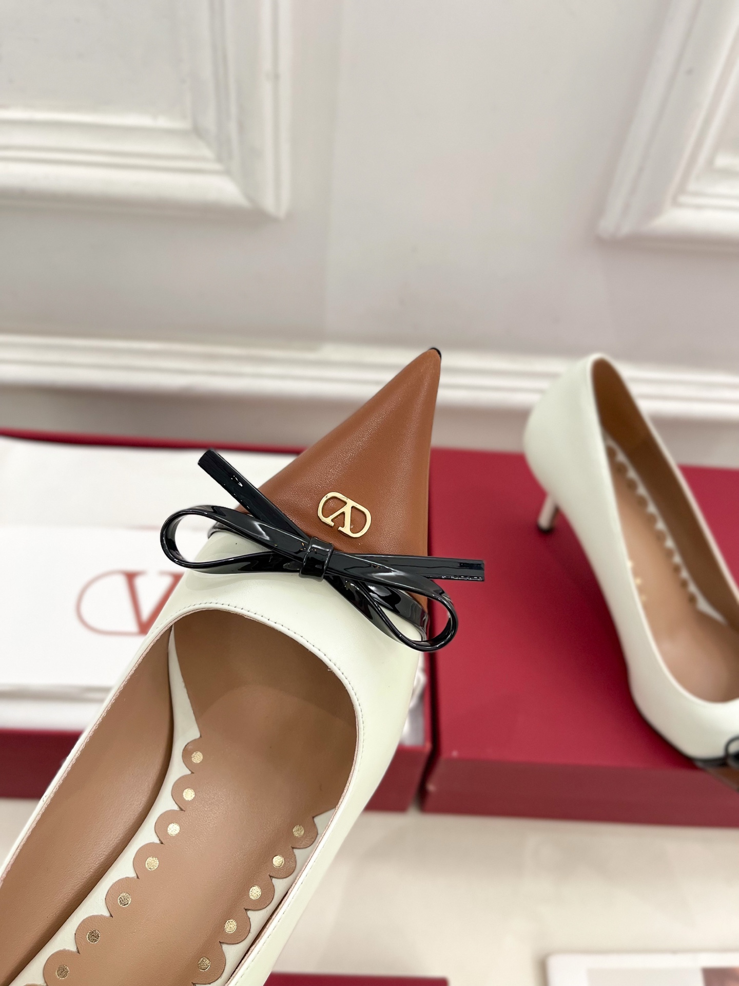 Valentino 华伦天奴 2025ss早春新品  V扣尖头蝴蝶结拼色高跟鞋上新☑️
————————