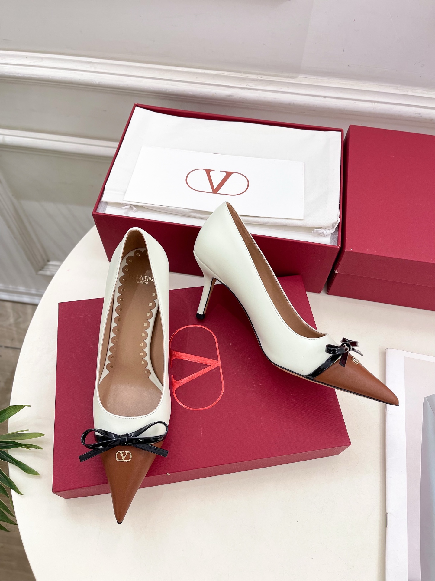 Valentino 华伦天奴 2025ss早春新品  V扣尖头蝴蝶结拼色高跟鞋上新☑️
————————