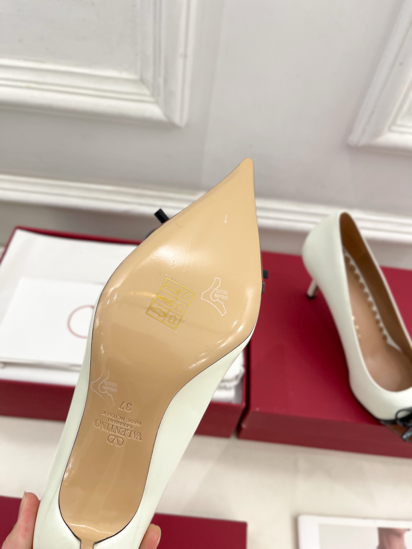 Valentino 华伦天奴 2025ss早春新品  V扣尖头蝴蝶结拼色高跟鞋上新☑️
————————