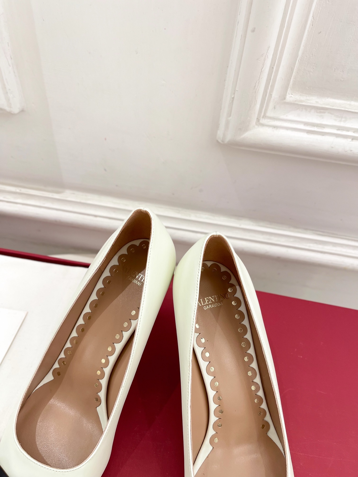 Valentino 华伦天奴 2025ss早春新品  V扣尖头蝴蝶结拼色高跟鞋上新☑️
————————