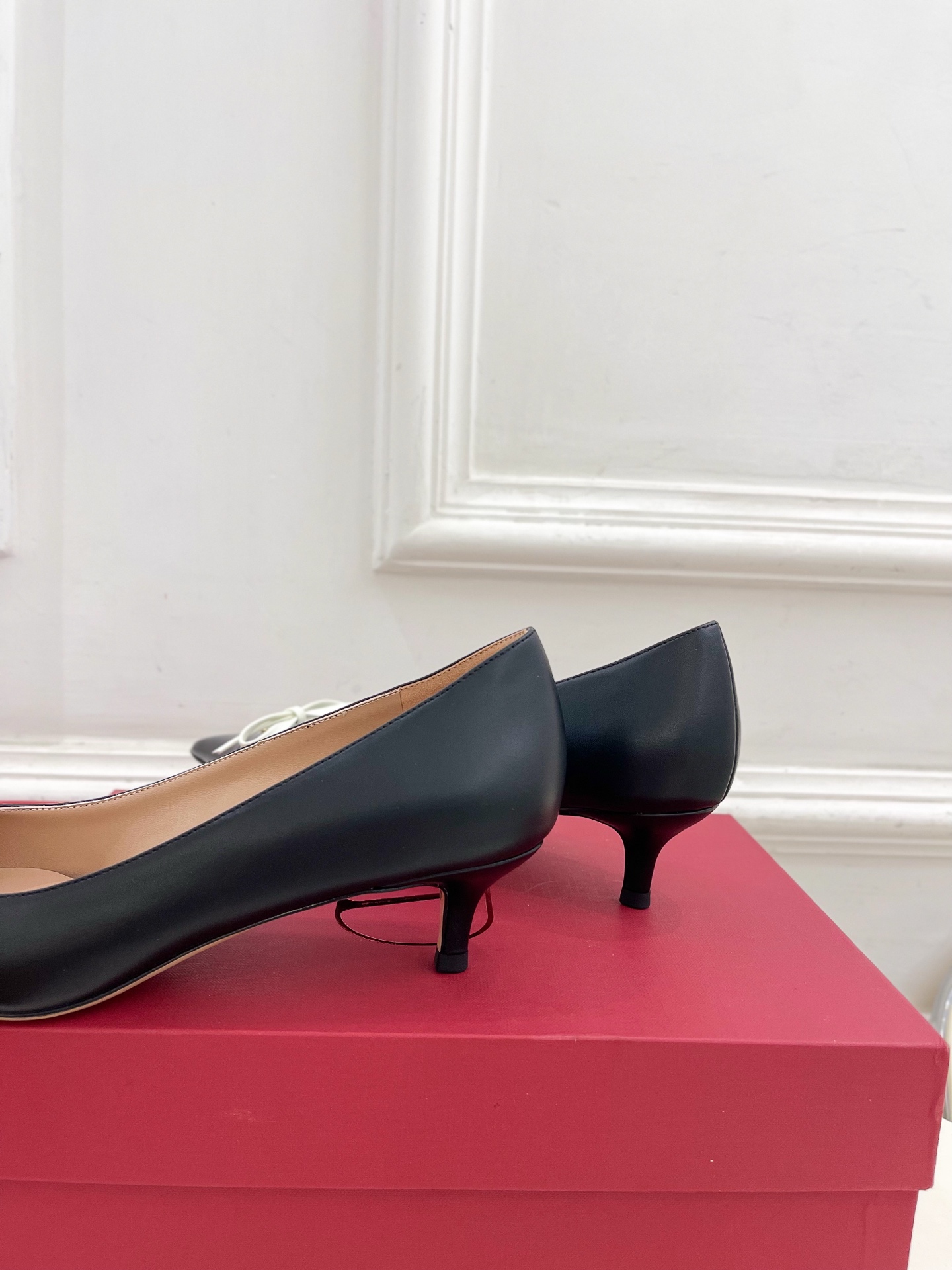 Valentino 华伦天奴 2025ss早春新品  V扣尖头蝴蝶结拼色高跟鞋上新☑️
————————