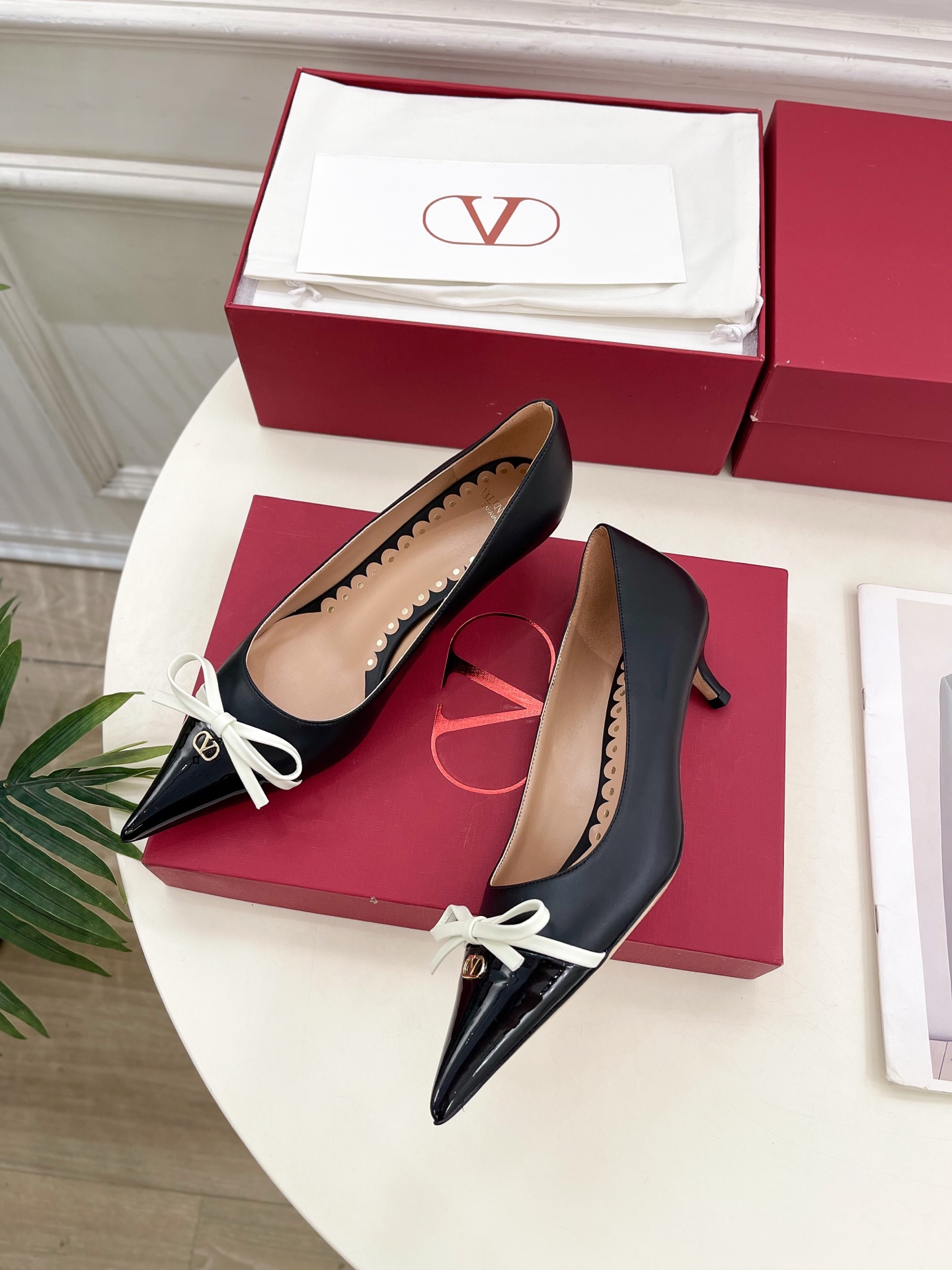 Valentino 华伦天奴 2025ss早春新品  V扣尖头蝴蝶结拼色高跟鞋上新☑️
————————