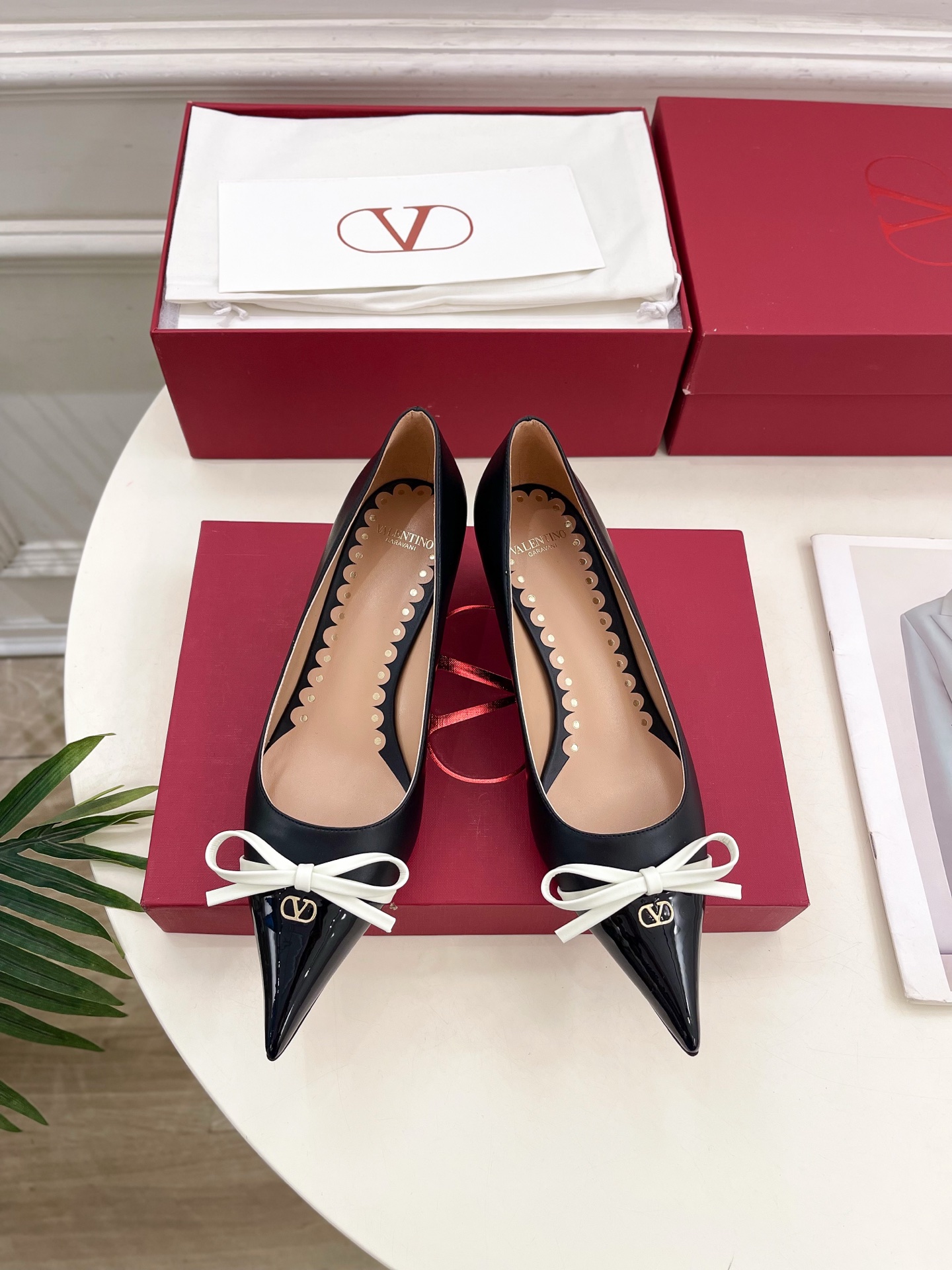 Valentino 华伦天奴 2025ss早春新品  V扣尖头蝴蝶结拼色高跟鞋上新☑️
————————