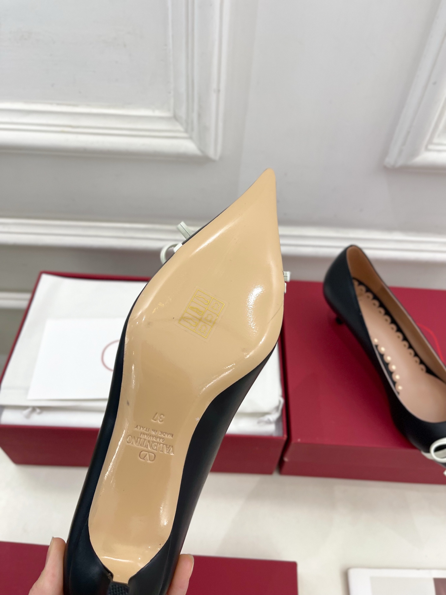 Valentino 华伦天奴 2025ss早春新品  V扣尖头蝴蝶结拼色高跟鞋上新☑️
————————