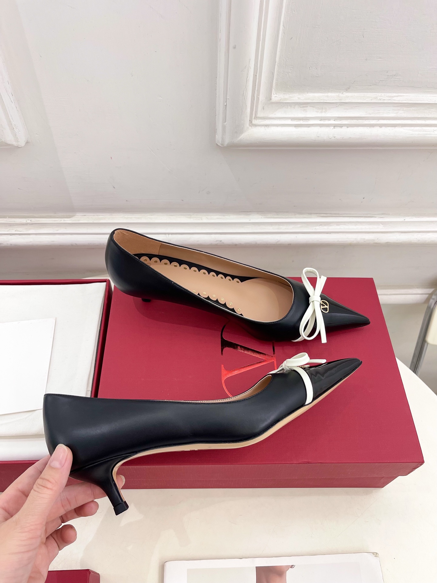 Valentino 华伦天奴 2025ss早春新品  V扣尖头蝴蝶结拼色高跟鞋上新☑️
————————
