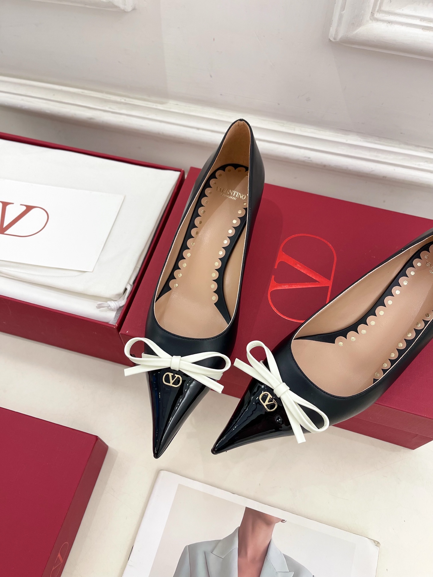 Valentino 华伦天奴 2025ss早春新品  V扣尖头蝴蝶结拼色高跟鞋上新☑️
————————