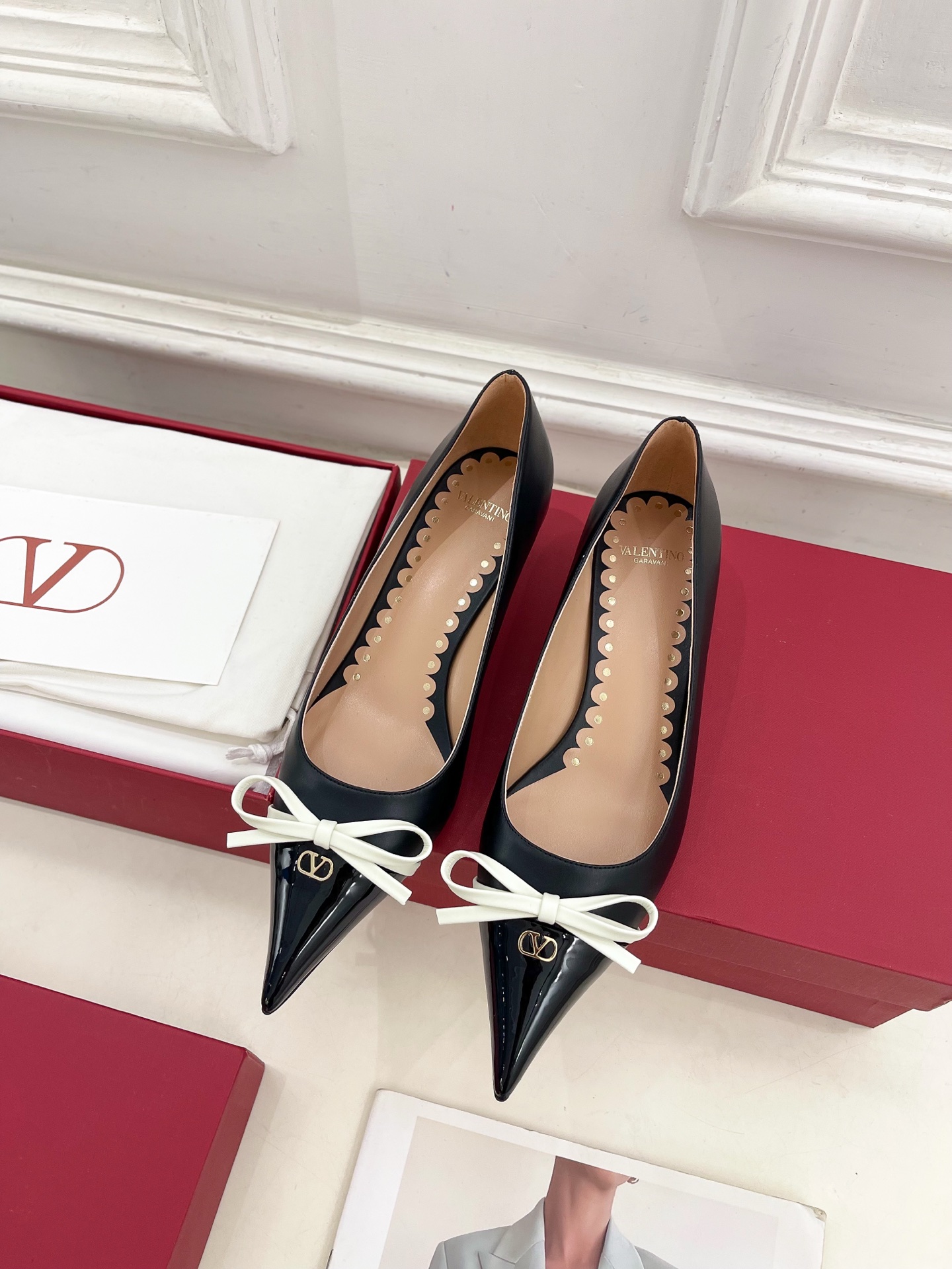 Valentino 华伦天奴 2025ss早春新品  V扣尖头蝴蝶结拼色高跟鞋上新☑️
————————