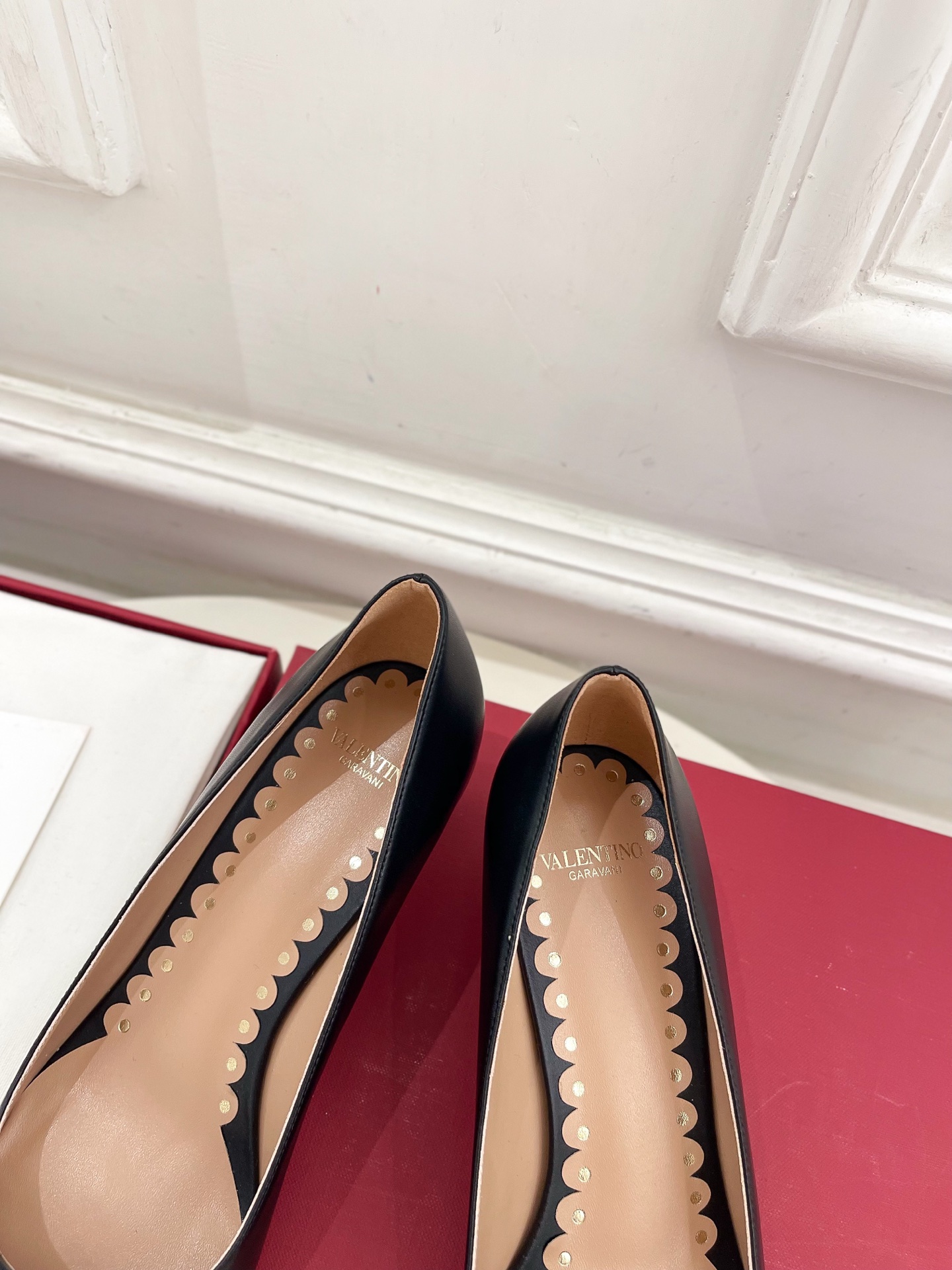 Valentino 华伦天奴 2025ss早春新品  V扣尖头蝴蝶结拼色高跟鞋上新☑️
————————