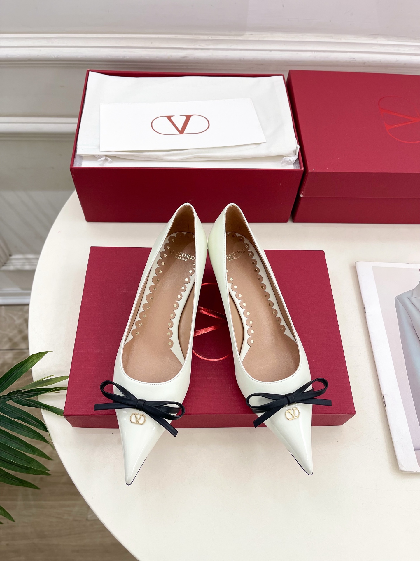 Valentino 华伦天奴 2025ss早春新品  V扣尖头蝴蝶结拼色高跟鞋上新☑️
————————