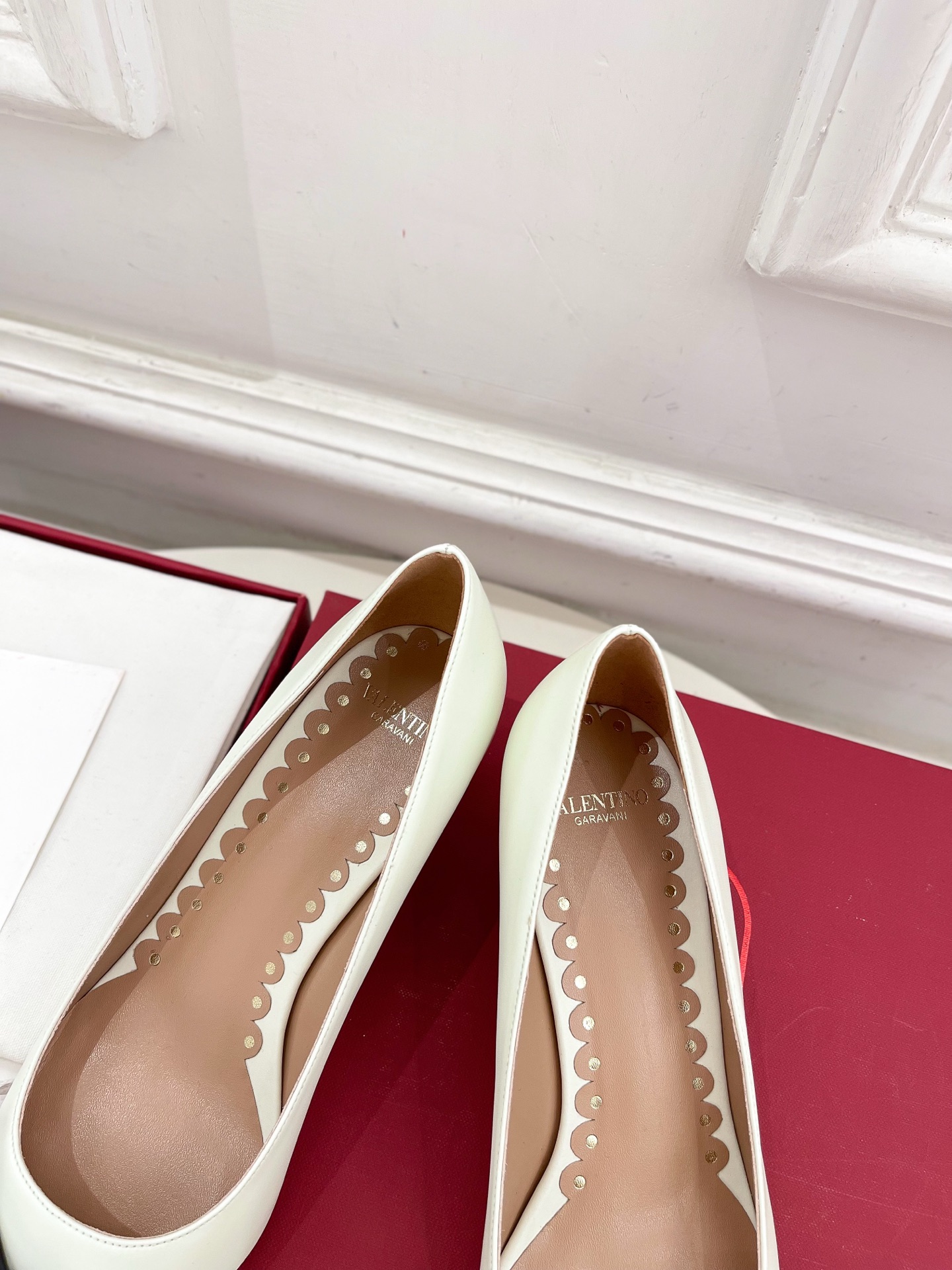 Valentino 华伦天奴 2025ss早春新品  V扣尖头蝴蝶结拼色高跟鞋上新☑️
————————