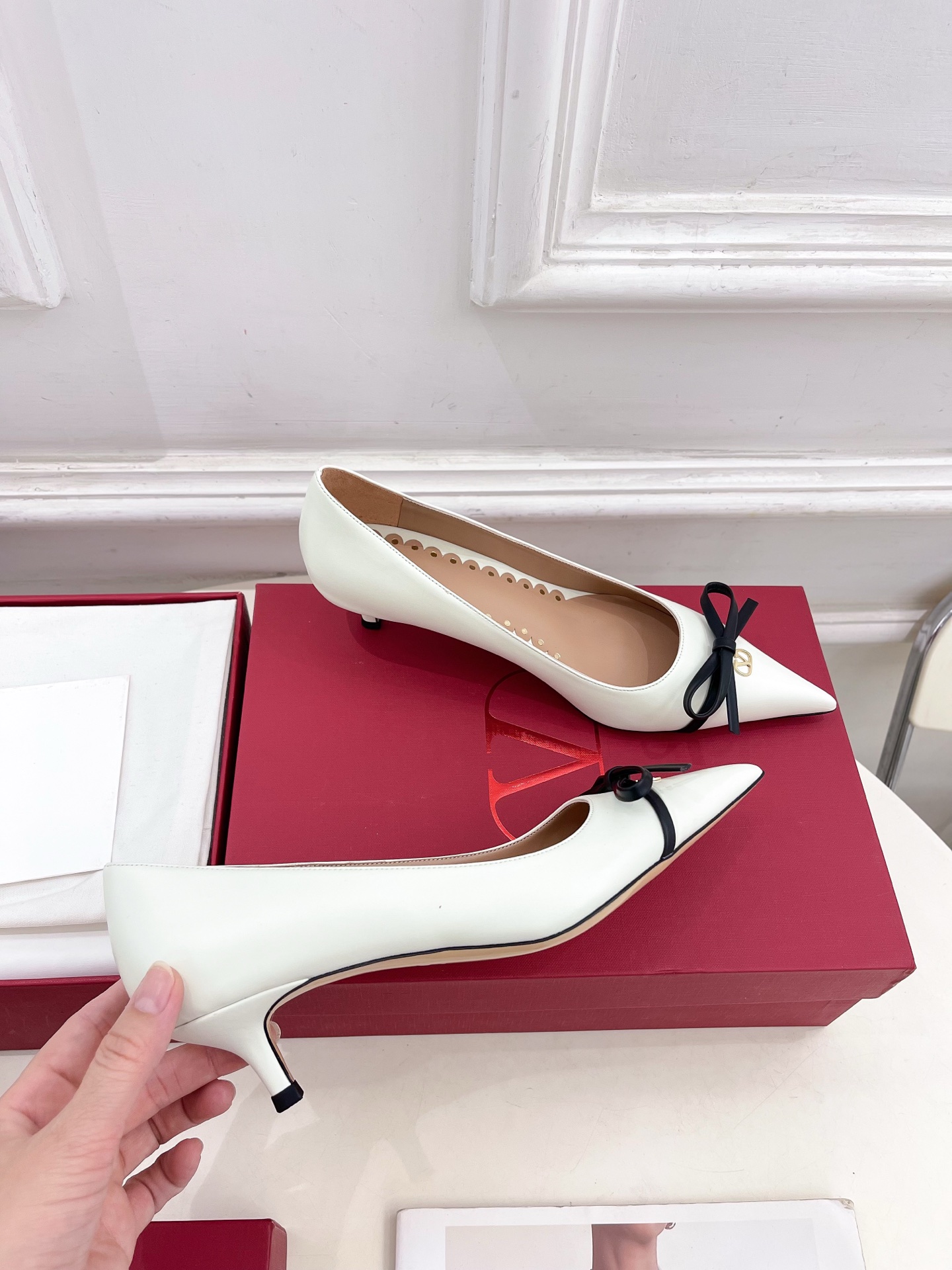 Valentino 华伦天奴 2025ss早春新品  V扣尖头蝴蝶结拼色高跟鞋上新☑️
————————